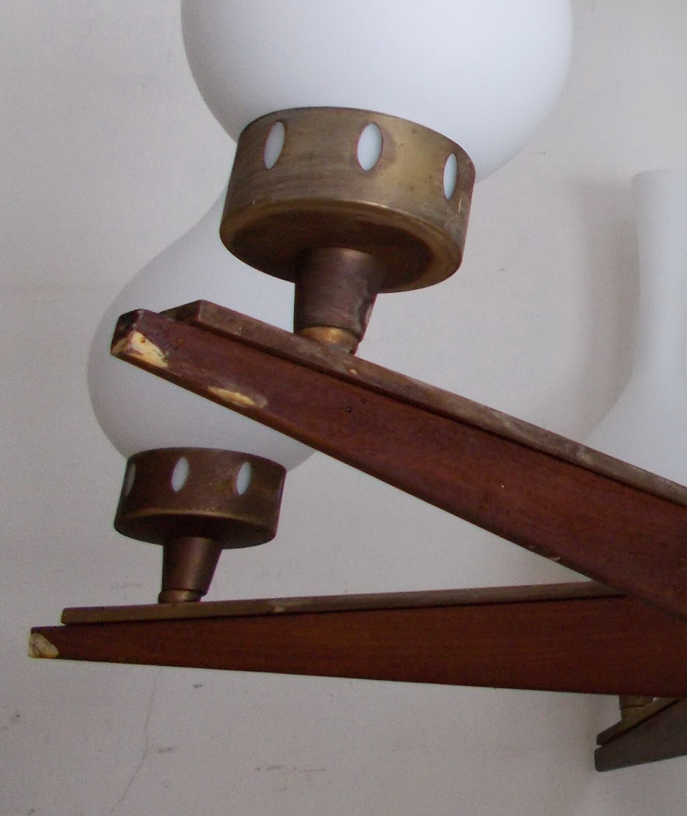 Lampadario A Sei Luci In Ottone Brunito, Legno E Vetro Opalescente