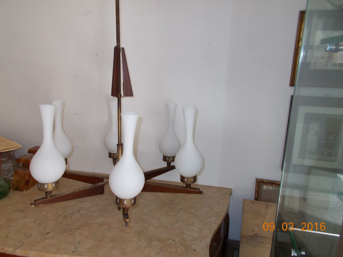 Lampadario A Sei Luci In Ottone Brunito, Legno E Vetro Opalescente