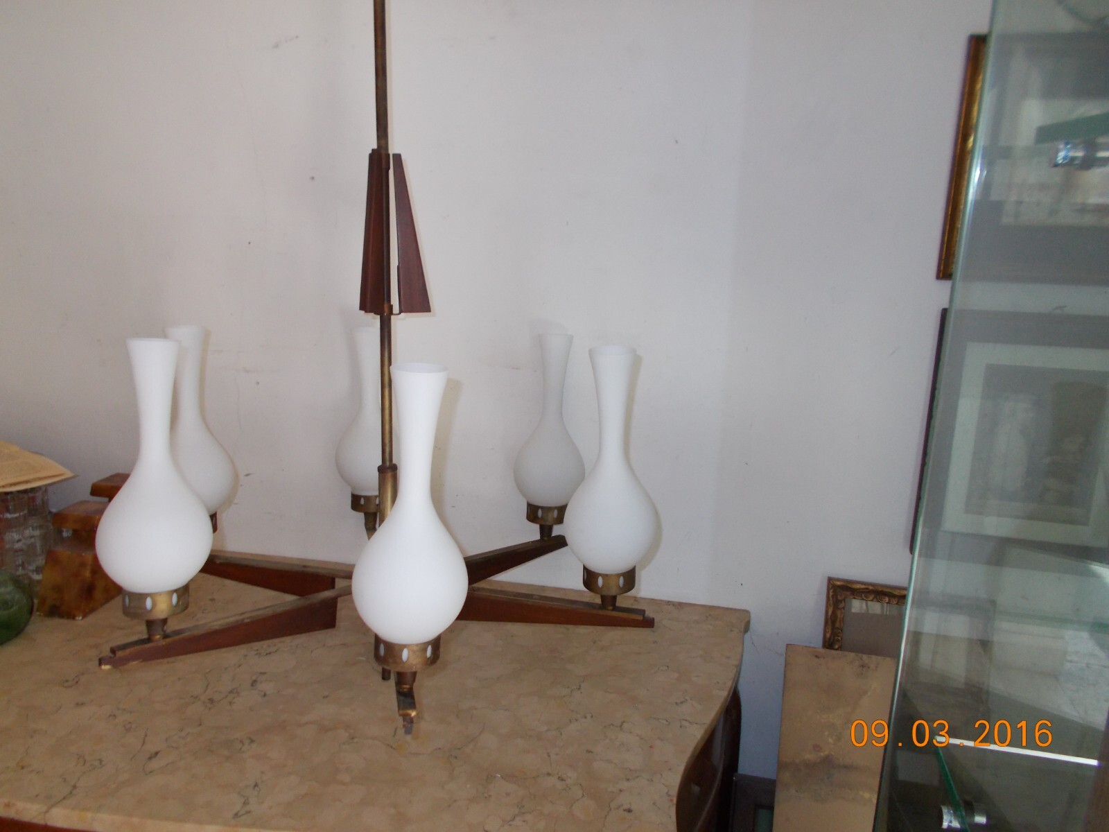 Lampadario A Sei Luci In Ottone Brunito, Legno E Vetro Opalescente