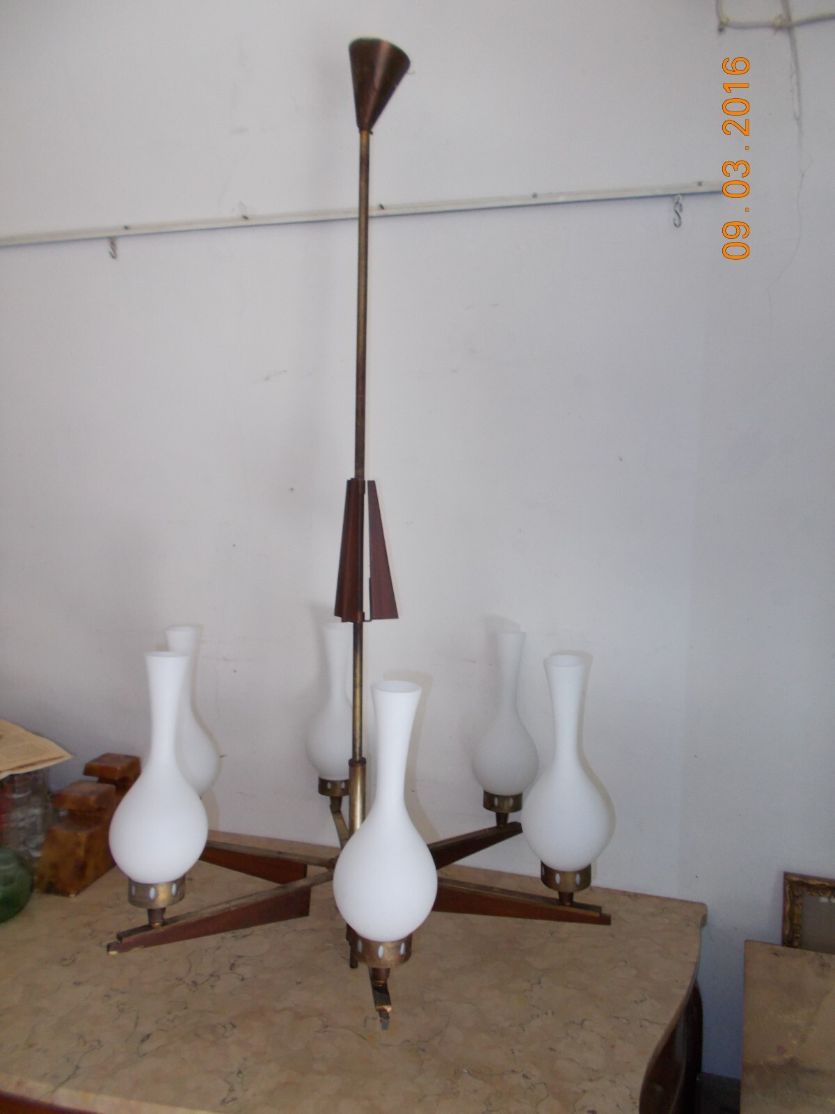 Lampadario A Sei Luci In Ottone Brunito, Legno E Vetro Opalescente