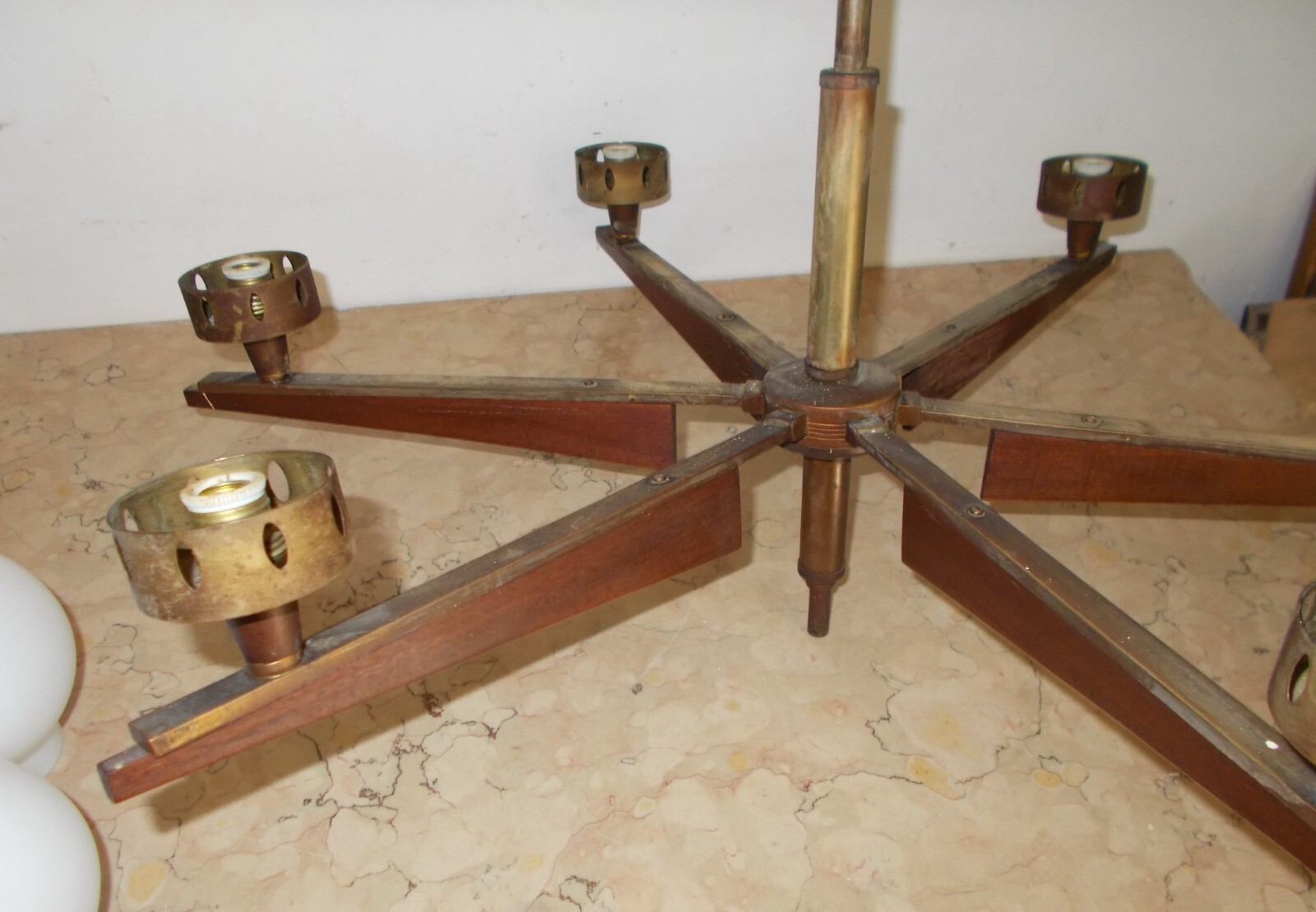 Lampadario A Sei Luci In Ottone Brunito, Legno E Vetro Opalescente