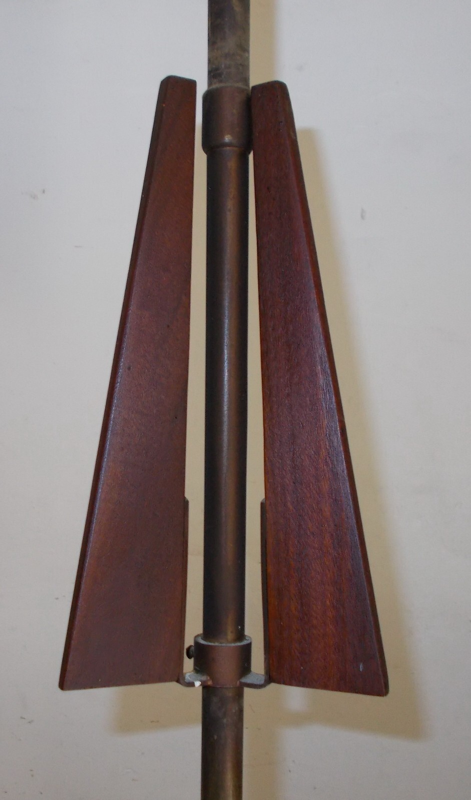 Lampadario A Sei Luci In Ottone Brunito, Legno E Vetro Opalescente