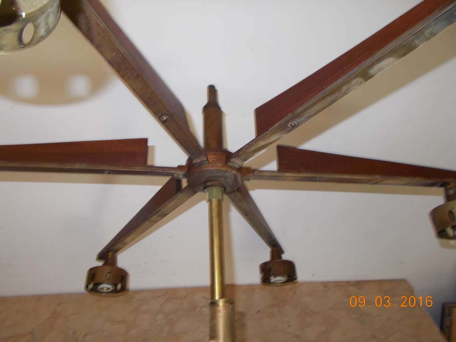 Lampadario A Sei Luci In Ottone Brunito, Legno E Vetro Opalescente