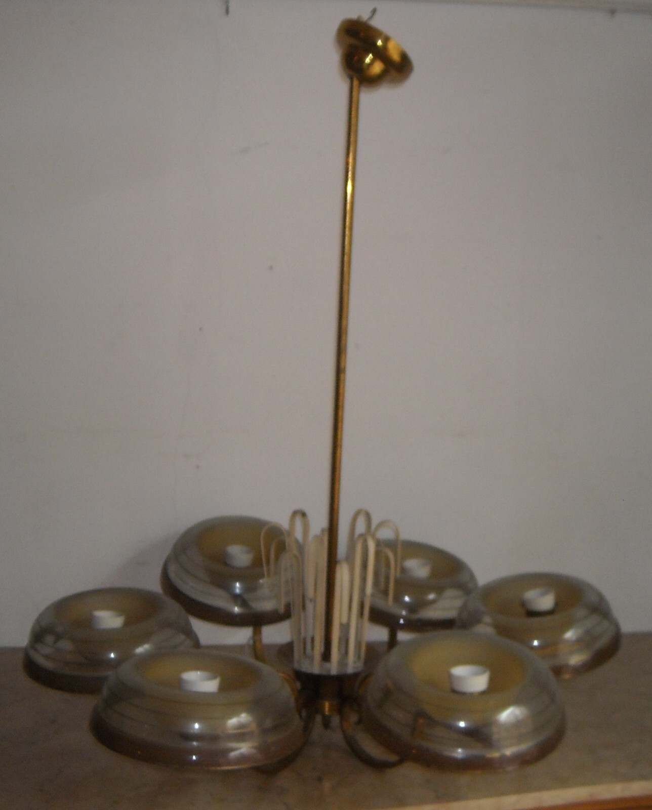 Lampadario Art Déco In Ottone Con Coppe In Vetro, Anni '30 '50