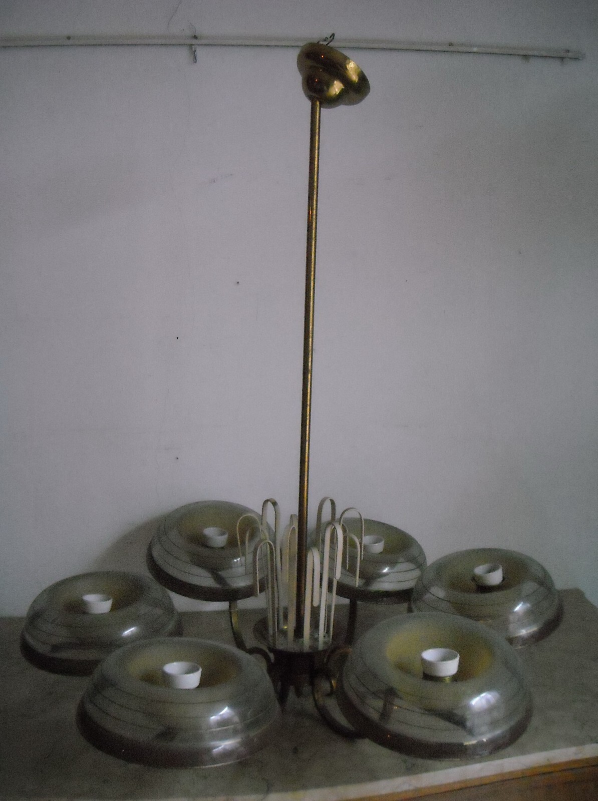 Lampadario Art Déco In Ottone Con Coppe In Vetro, Anni '30 '50