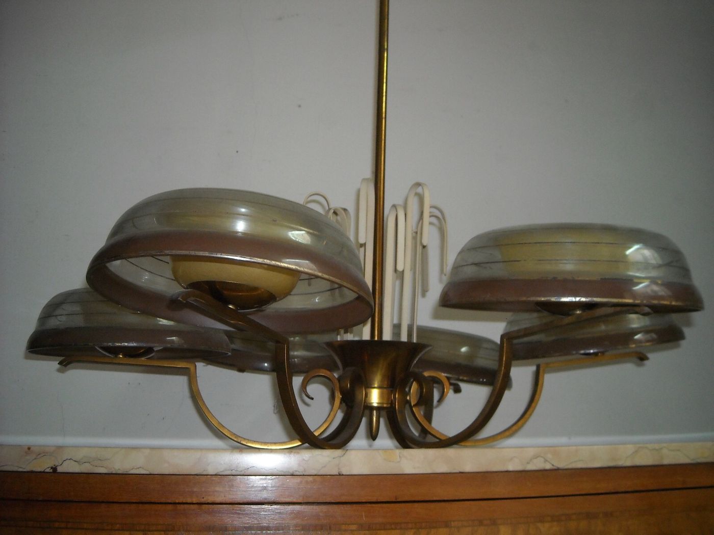 Lampadario Art Déco In Ottone Con Coppe In Vetro, Anni '30 '50