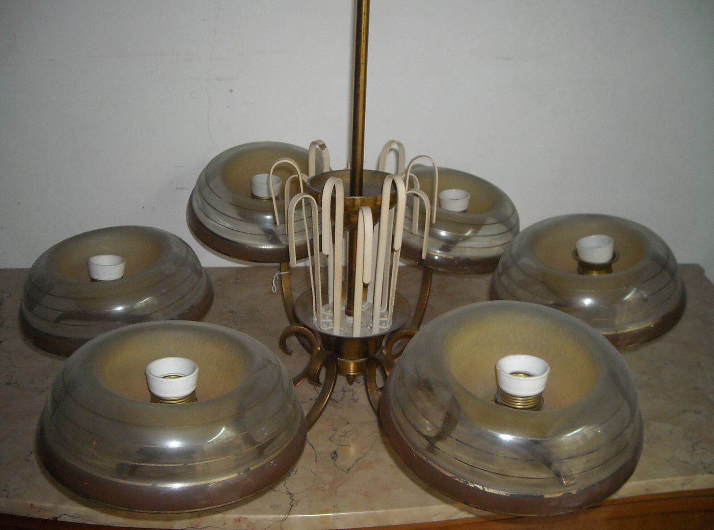 Lampadario Art Déco In Ottone Con Coppe In Vetro, Anni '30 '50