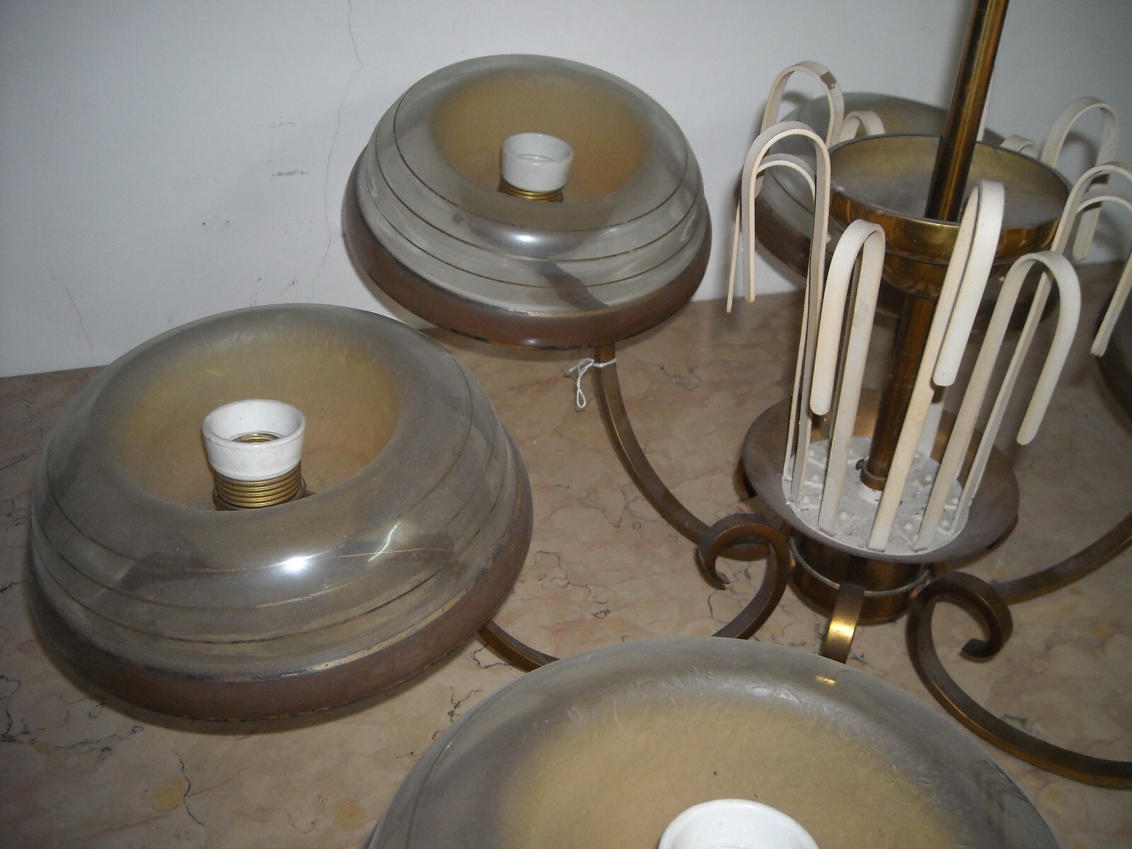 Lampadario Art Déco In Ottone Con Coppe In Vetro, Anni '30 '50