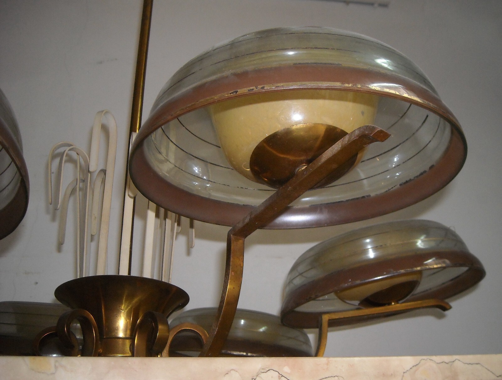 Lampadario Art Déco In Ottone Con Coppe In Vetro, Anni '30 '50