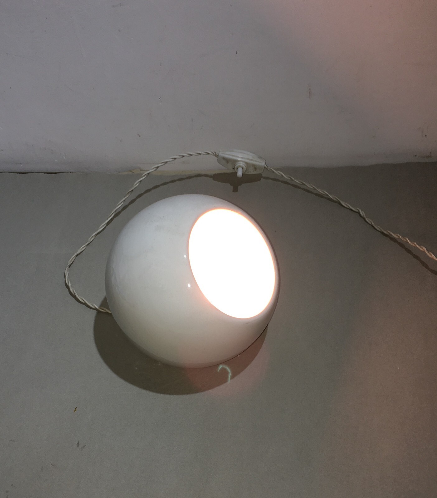 Modernariato   Lampada Da Tavolo Sferica In Ceramica Bianca, Metà '900