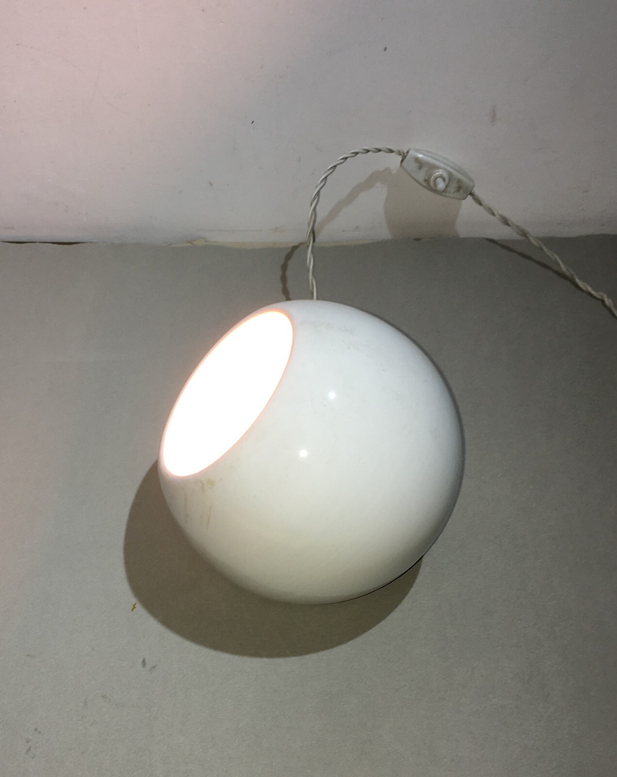 Modernariato   Lampada Da Tavolo Sferica In Ceramica Bianca, Metà '900