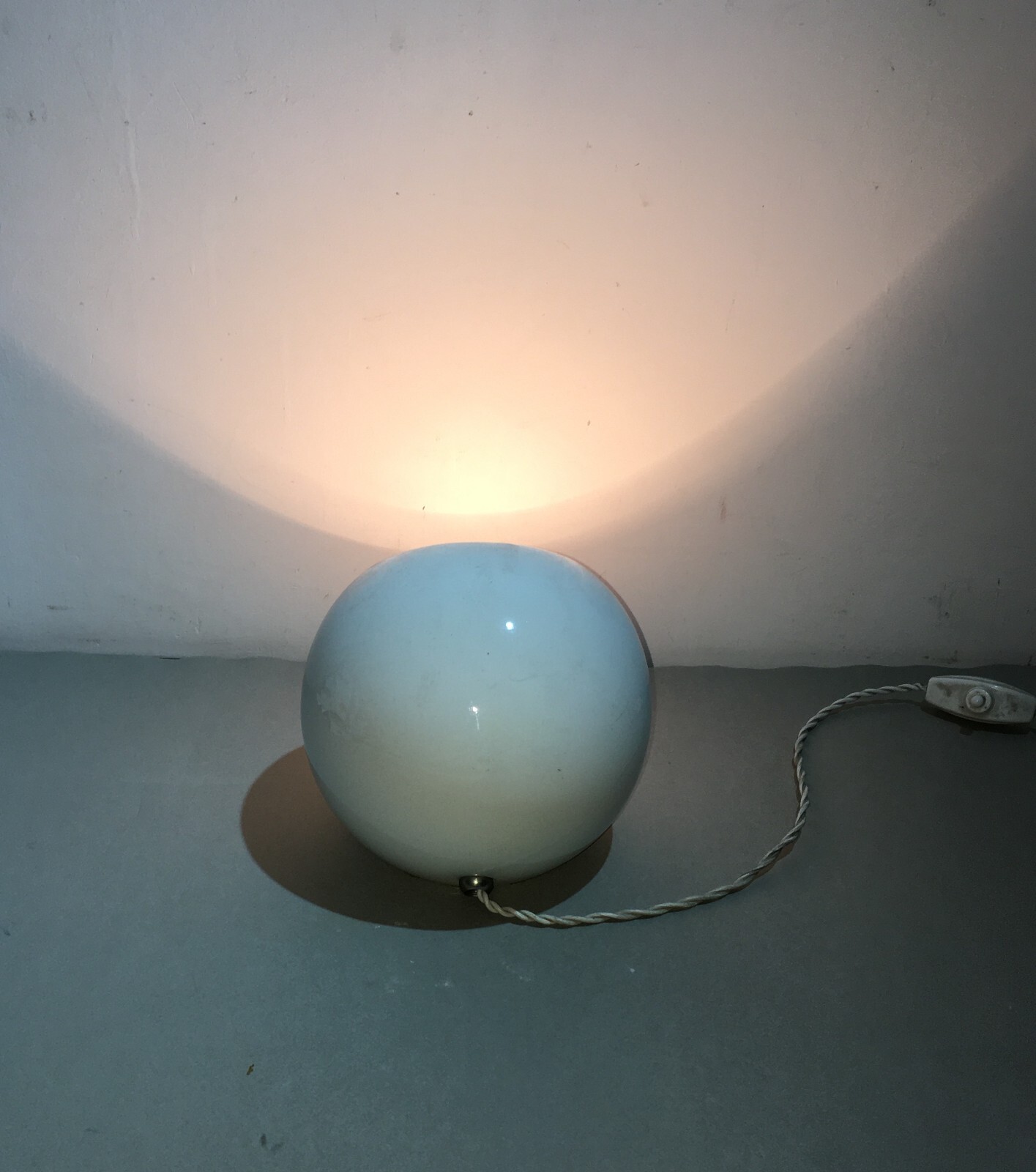 Modernariato   Lampada Da Tavolo Sferica In Ceramica Bianca, Metà '900