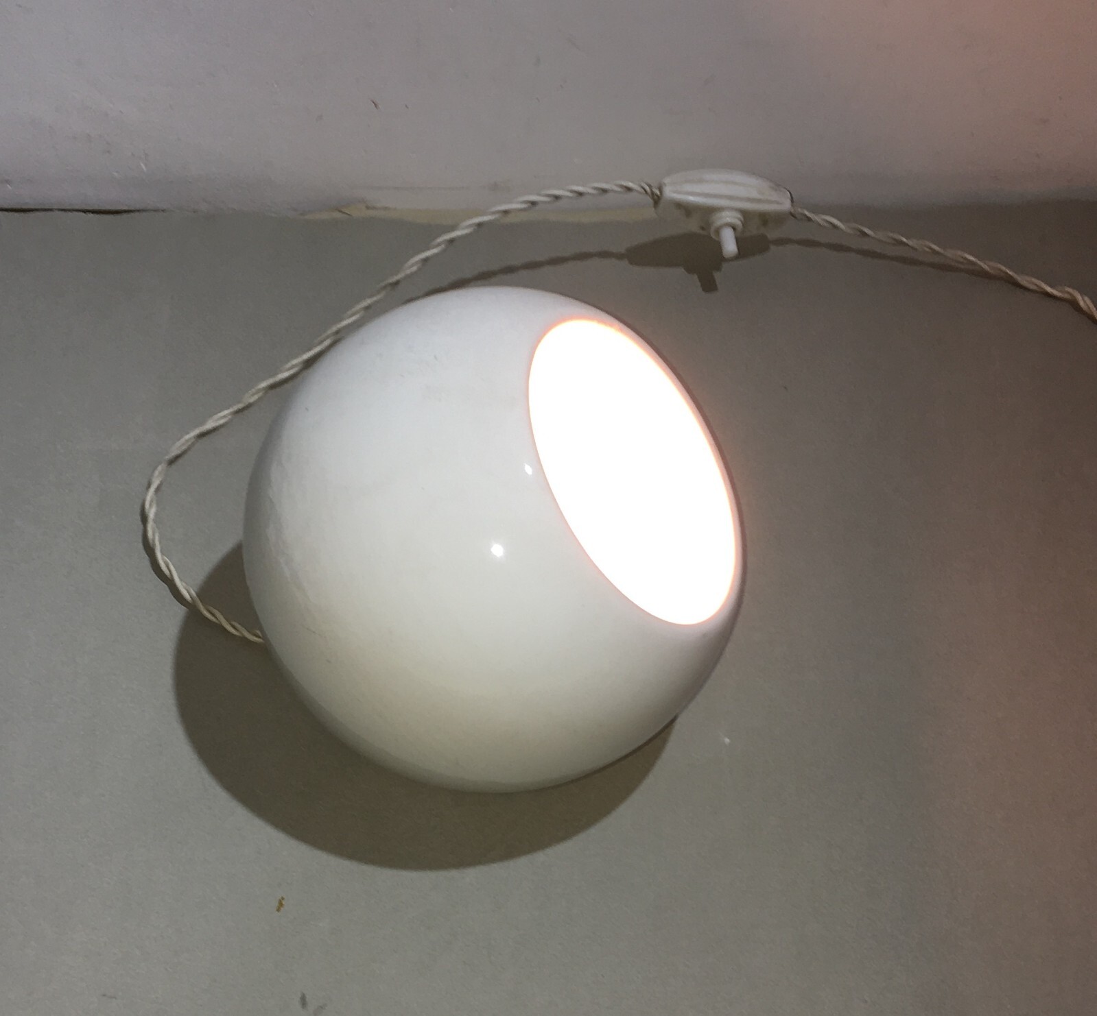 Modernariato   Lampada Da Tavolo Sferica In Ceramica Bianca, Metà '900