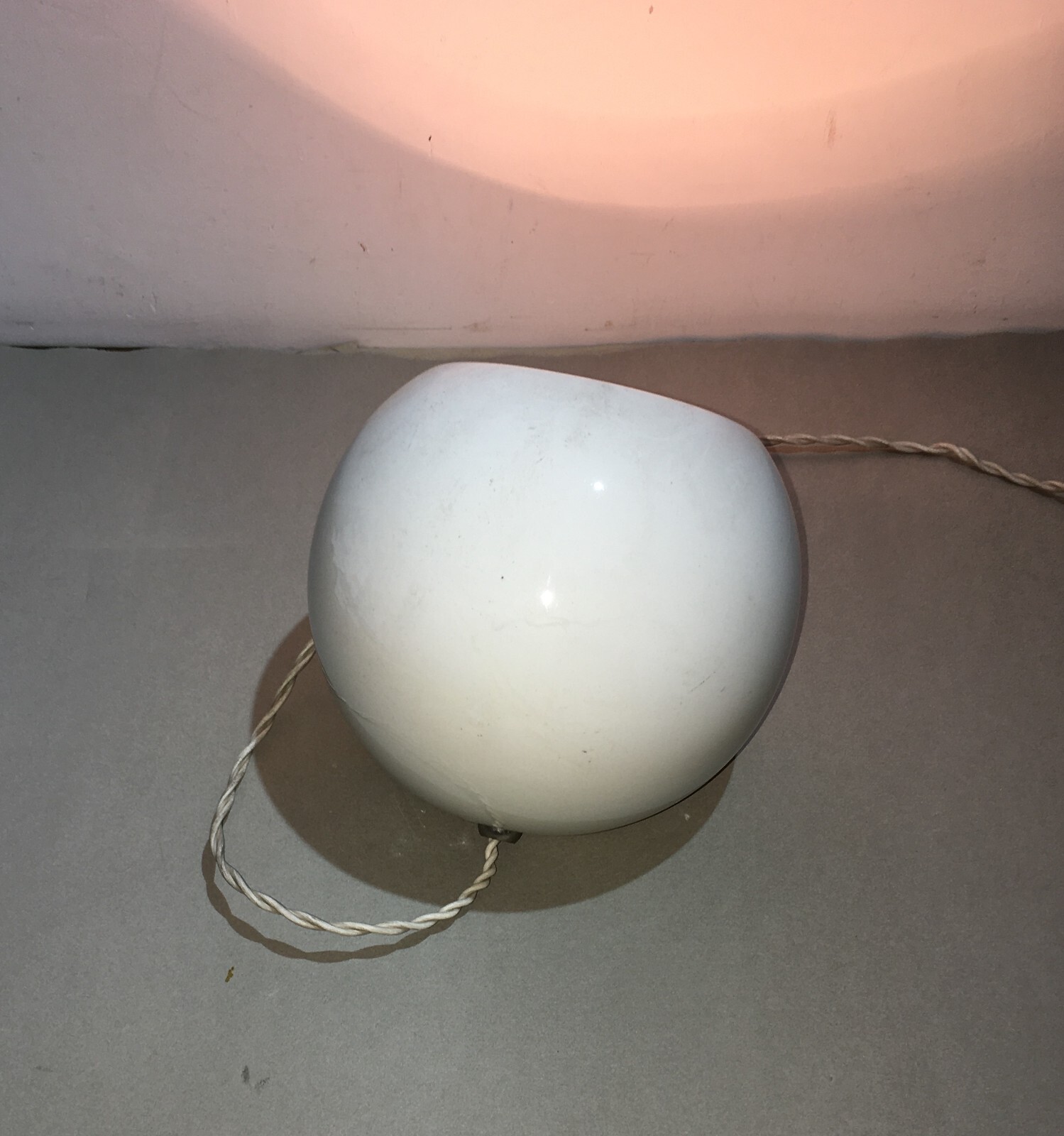 Modernariato   Lampada Da Tavolo Sferica In Ceramica Bianca, Metà '900