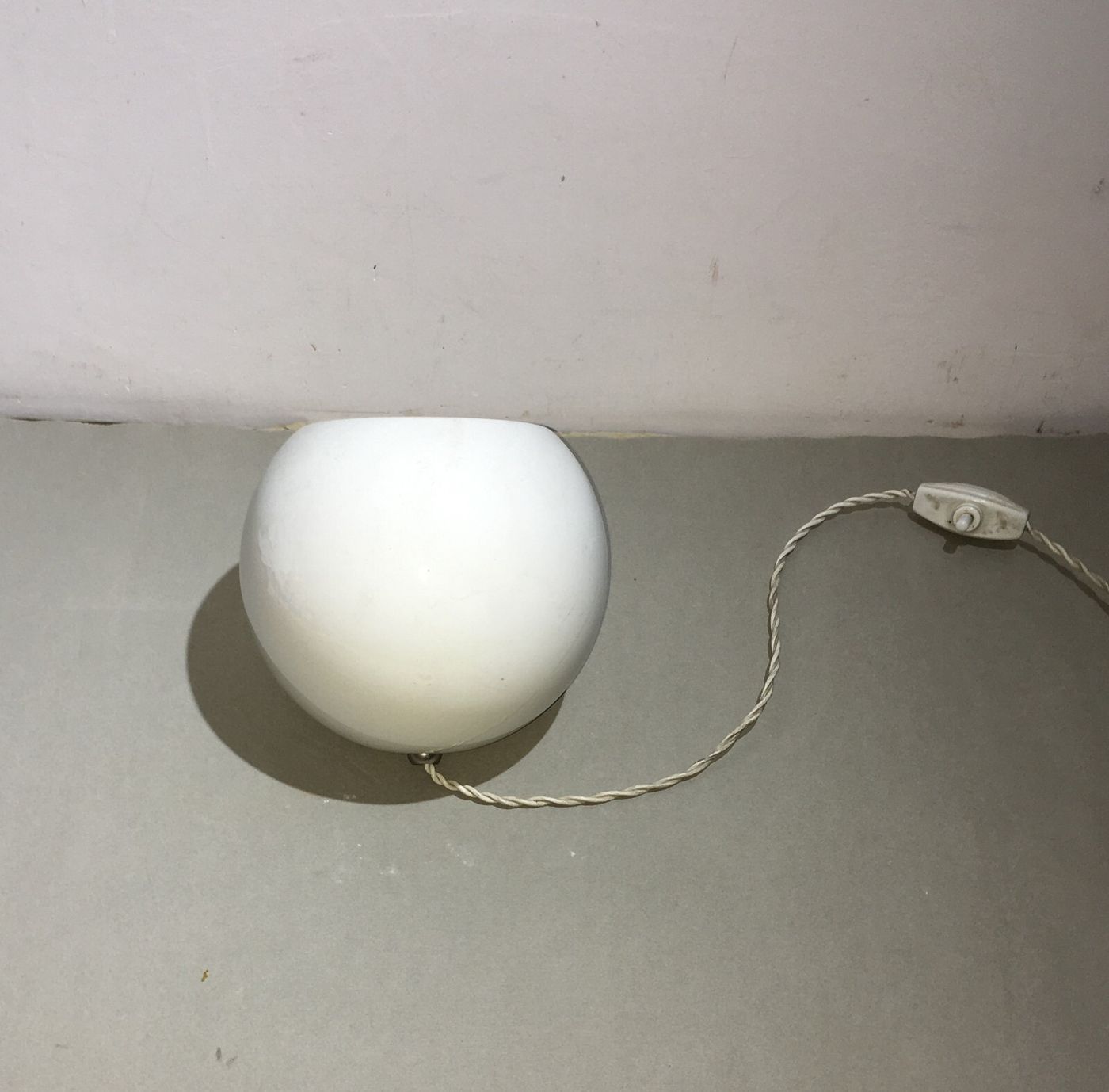 Modernariato   Lampada Da Tavolo Sferica In Ceramica Bianca, Metà '900