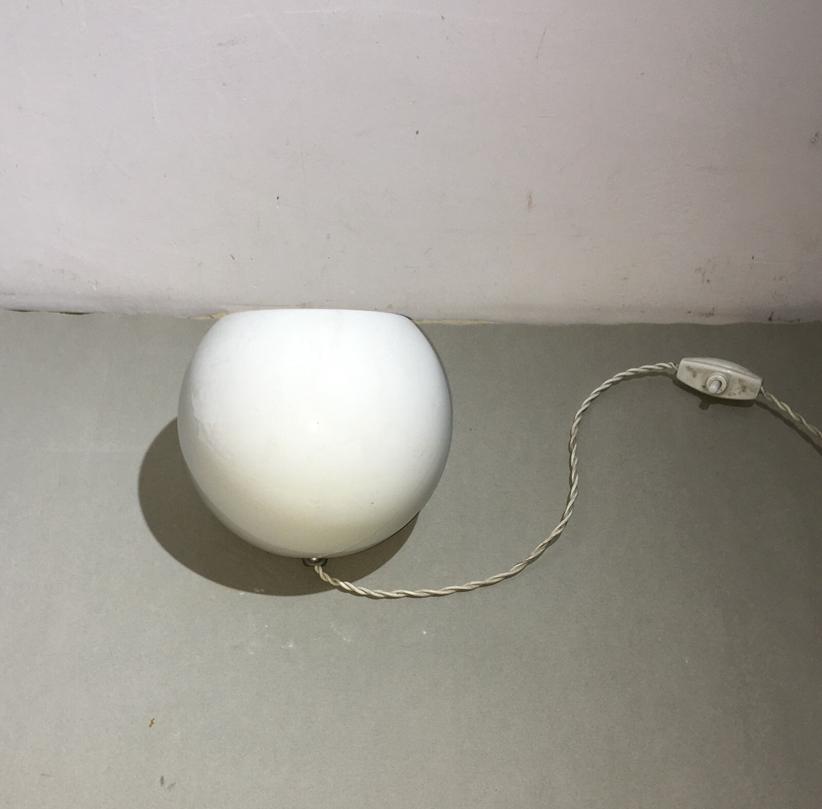 Modernariato   Lampada Da Tavolo Sferica In Ceramica Bianca, Metà '900