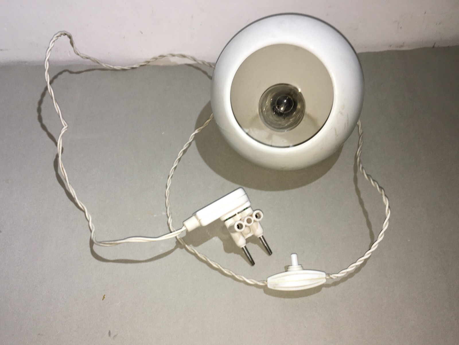 Modernariato   Lampada Da Tavolo Sferica In Ceramica Bianca, Metà '900