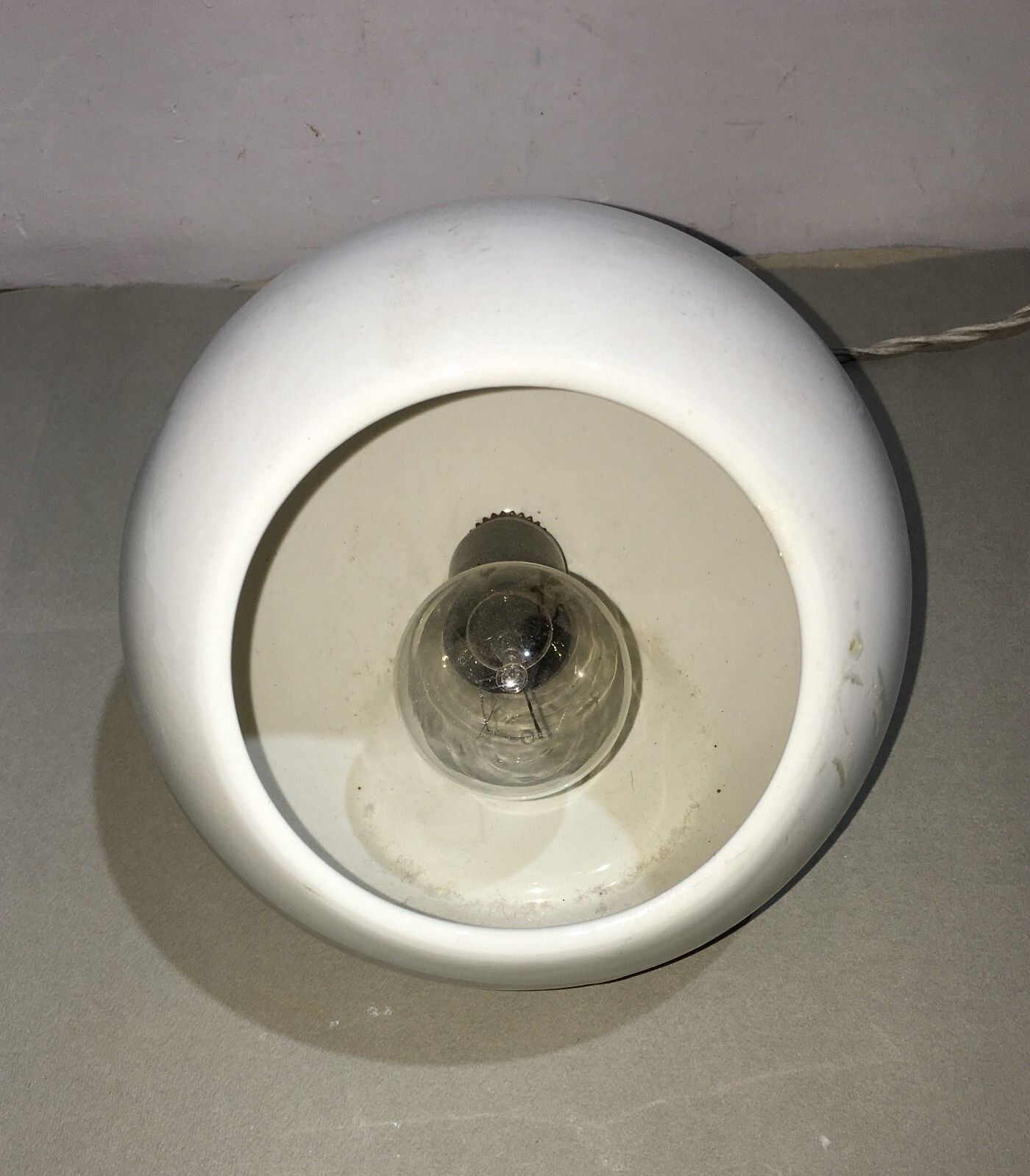 Modernariato   Lampada Da Tavolo Sferica In Ceramica Bianca, Metà '900