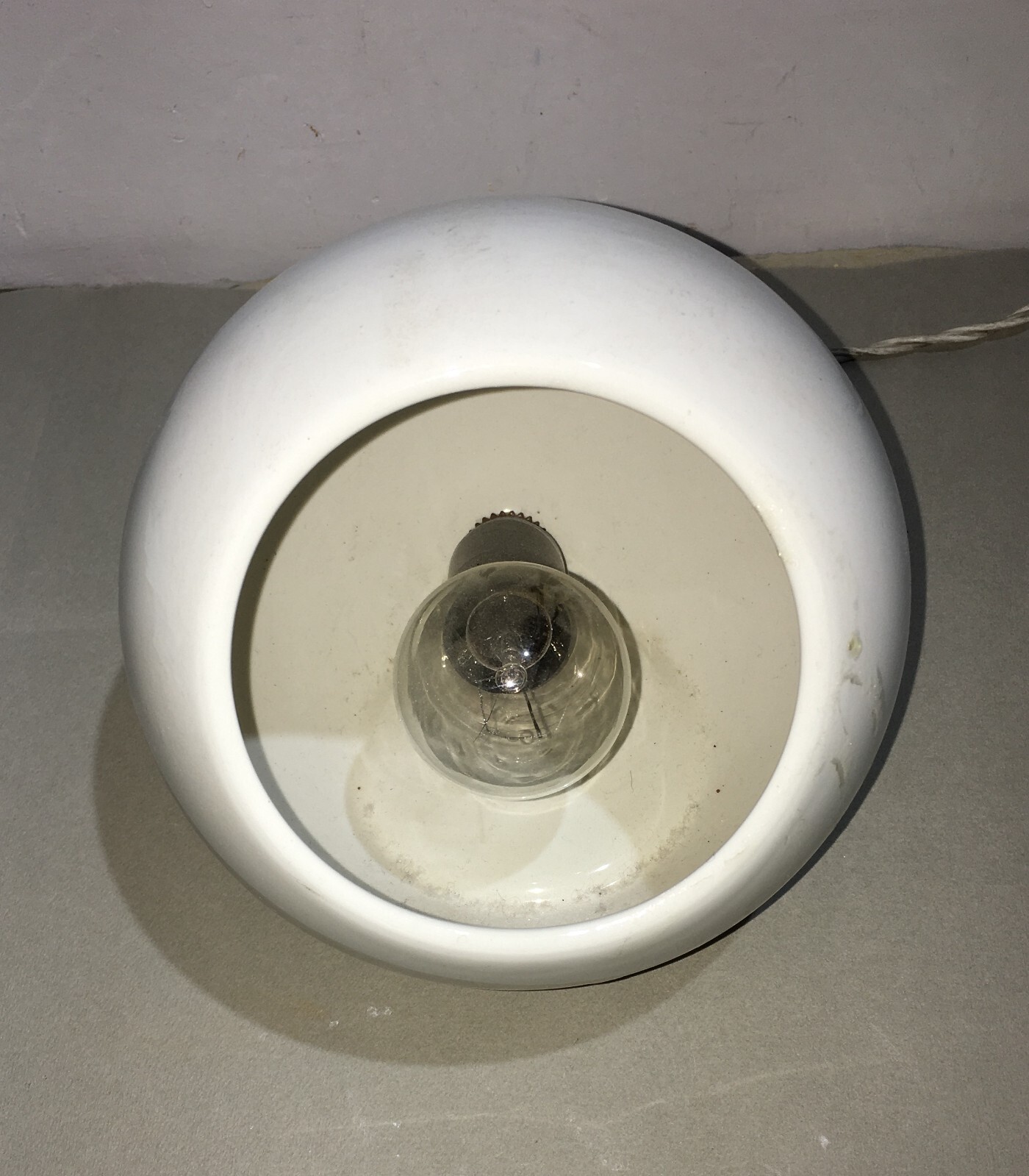Modernariato   Lampada Da Tavolo Sferica In Ceramica Bianca, Metà '900