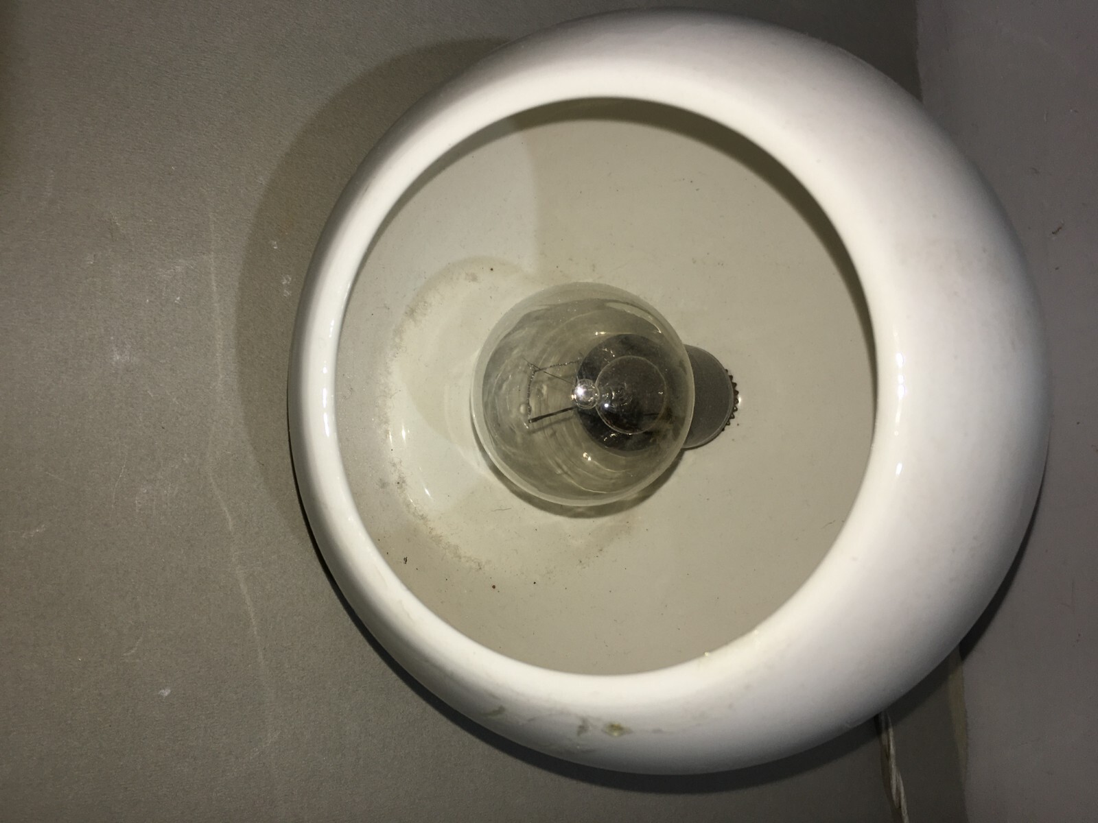 Modernariato   Lampada Da Tavolo Sferica In Ceramica Bianca, Metà '900