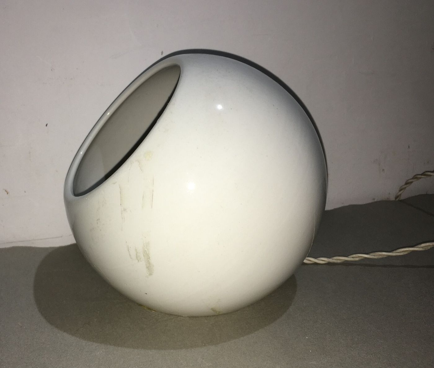 Modernariato   Lampada Da Tavolo Sferica In Ceramica Bianca, Metà '900