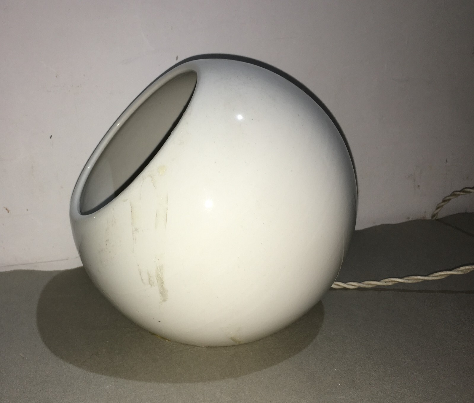 Modernariato   Lampada Da Tavolo Sferica In Ceramica Bianca, Metà '900