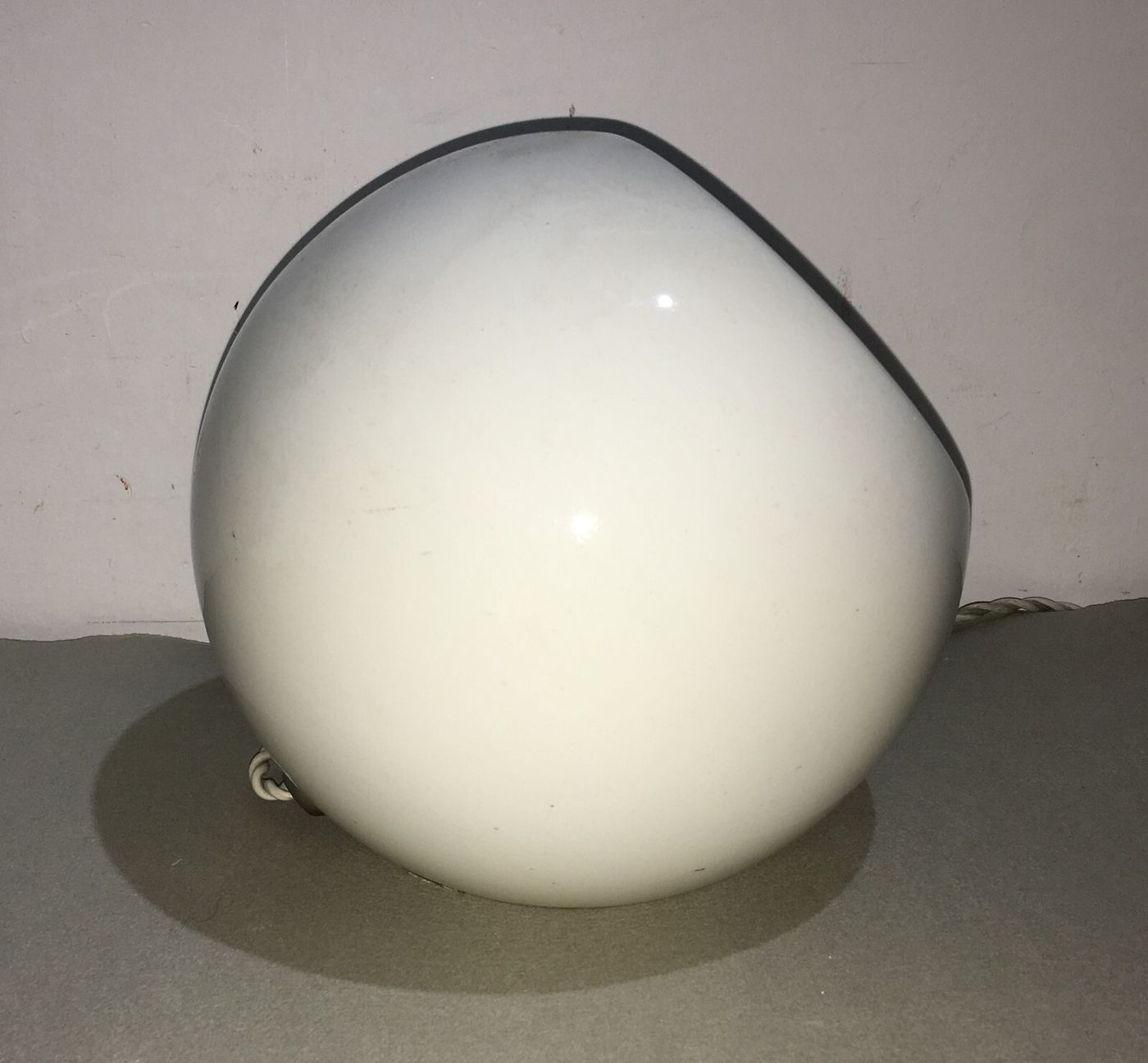 Modernariato   Lampada Da Tavolo Sferica In Ceramica Bianca, Metà '900