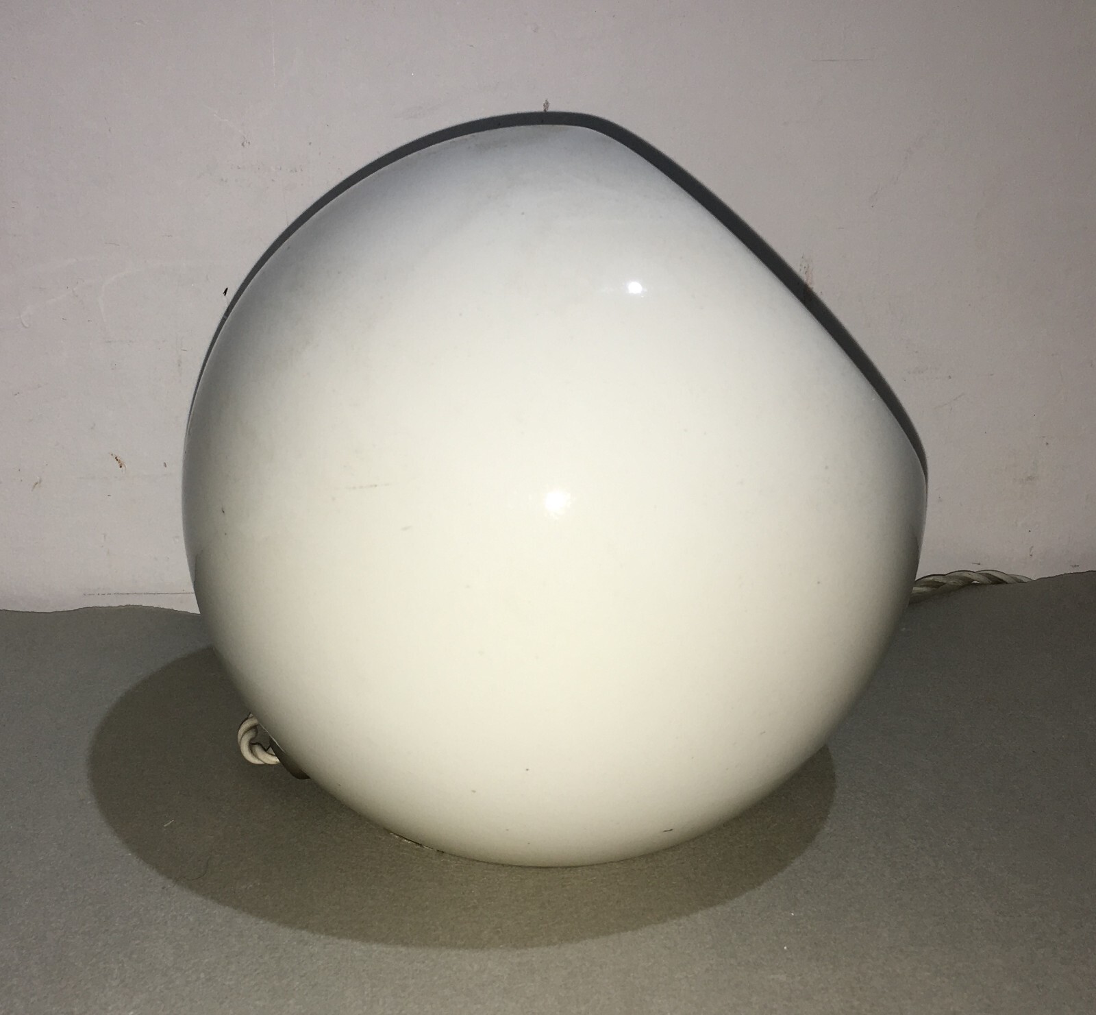 Modernariato   Lampada Da Tavolo Sferica In Ceramica Bianca, Metà '900