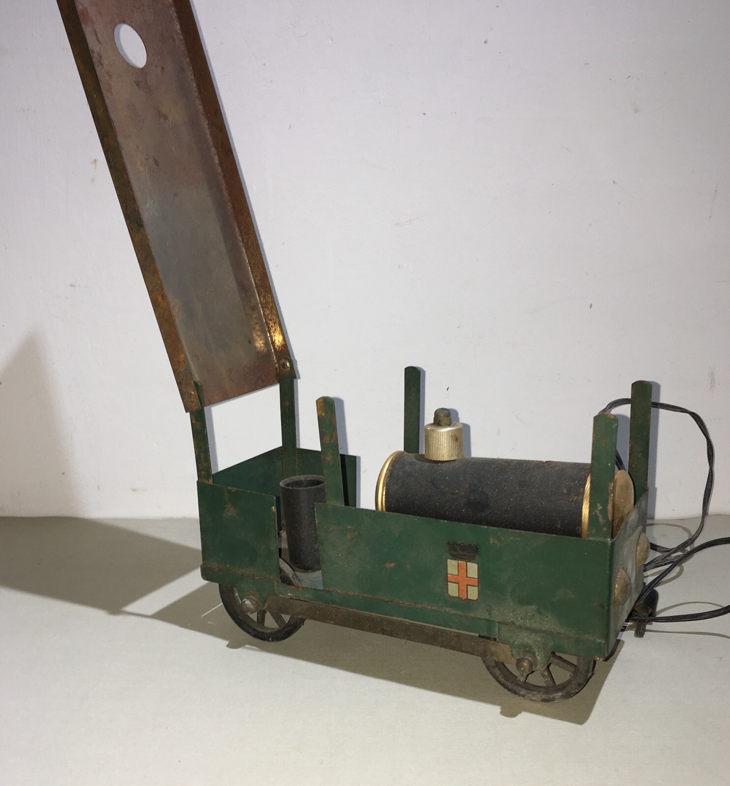 Lampada Da Tavolo A Forma Di Locomotiva A Vapore Con Stemma Sabaudo