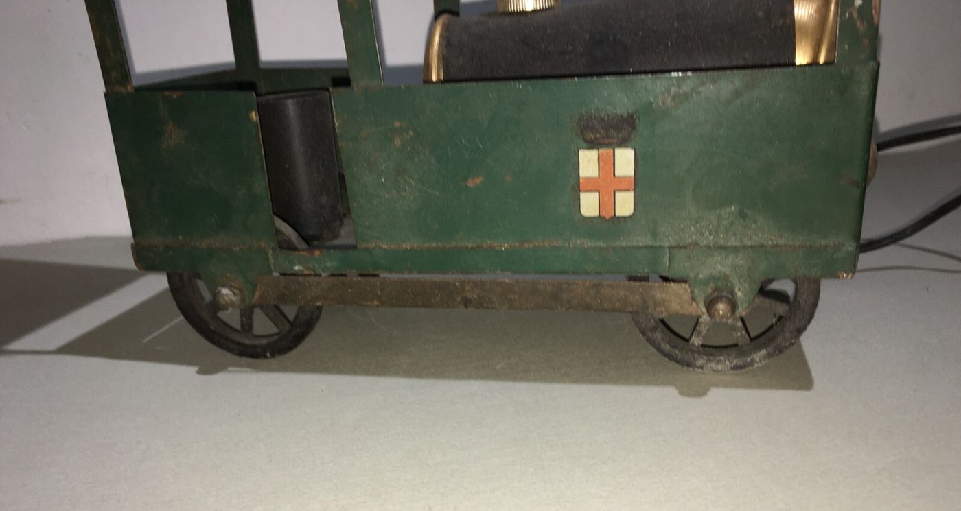 Lampada Da Tavolo A Forma Di Locomotiva A Vapore Con Stemma Sabaudo