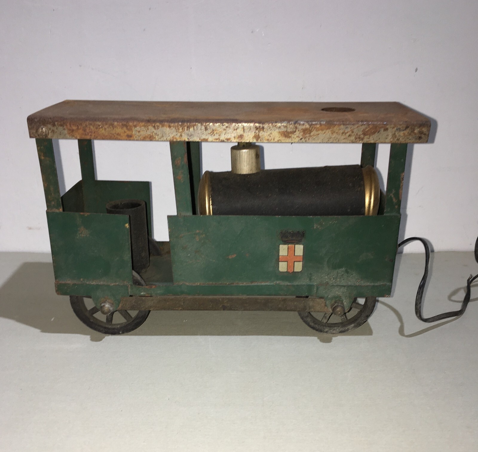 Lampada Da Tavolo A Forma Di Locomotiva A Vapore Con Stemma Sabaudo