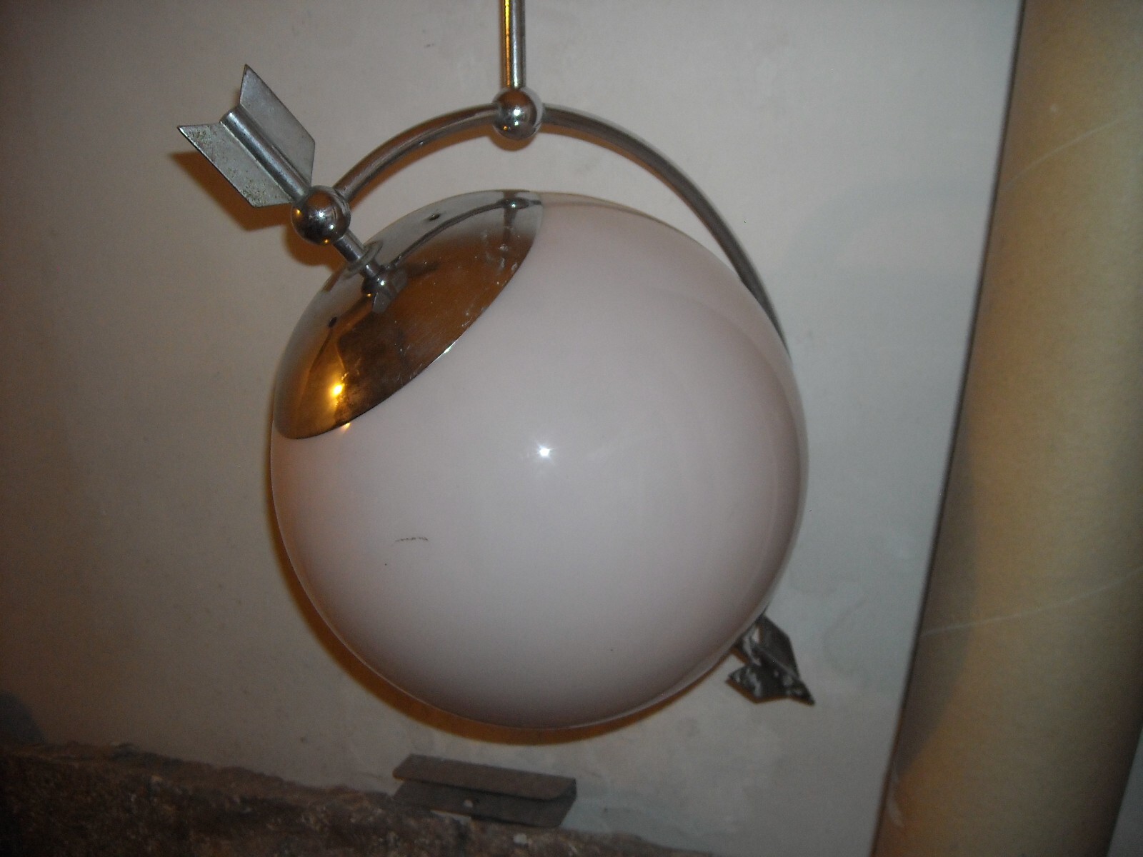 Lampadario d'Epoca A Sfera Con Freccia In Stile Futurista