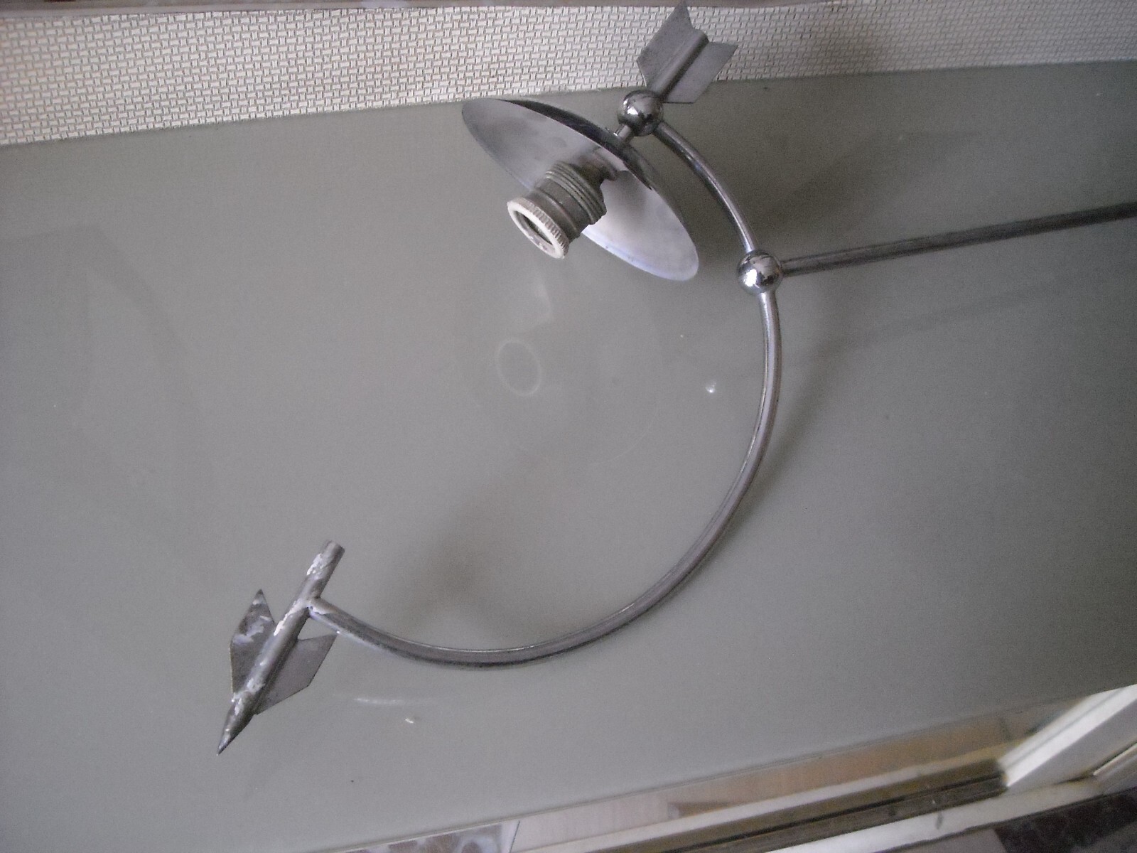 Lampadario d'Epoca A Sfera Con Freccia In Stile Futurista