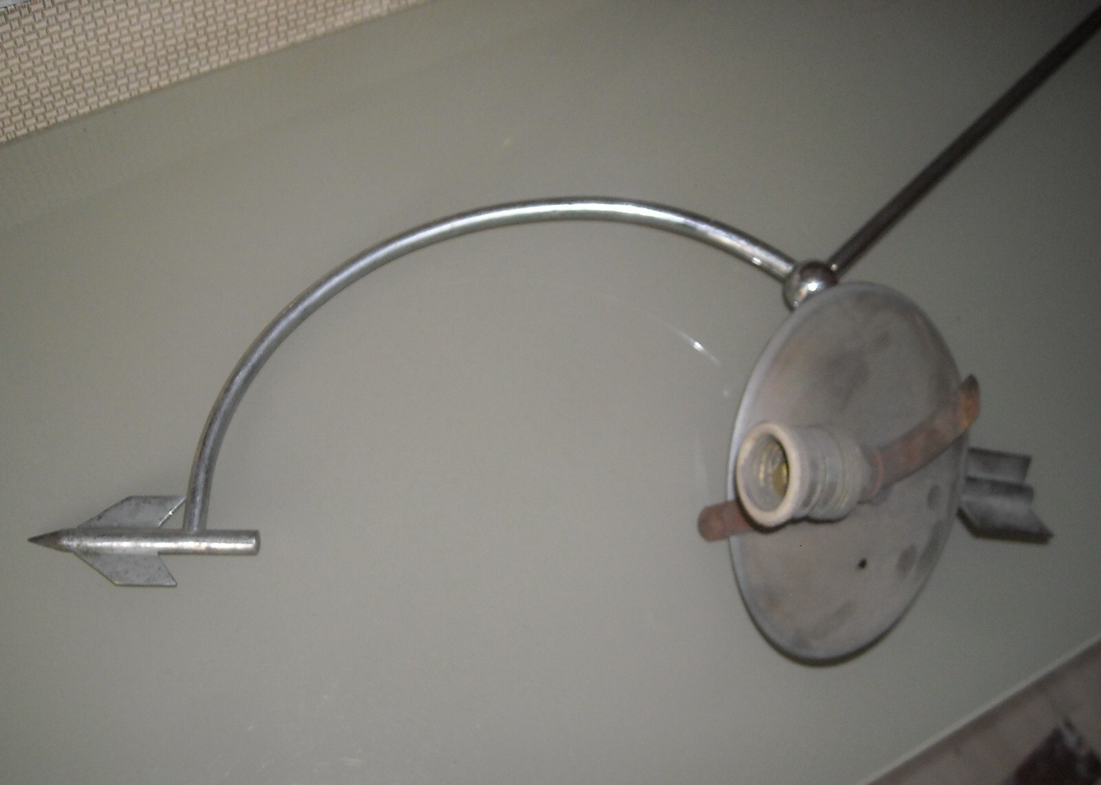 Lampadario d'Epoca A Sfera Con Freccia In Stile Futurista