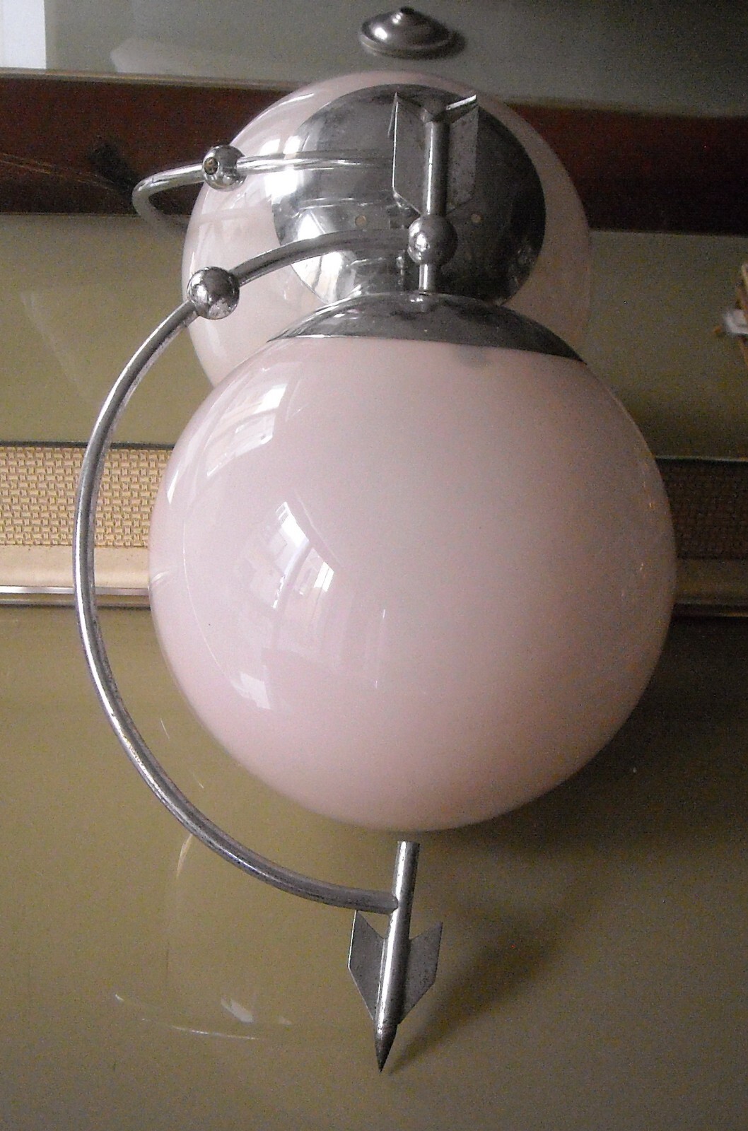 Lampadario d'Epoca A Sfera Con Freccia In Stile Futurista