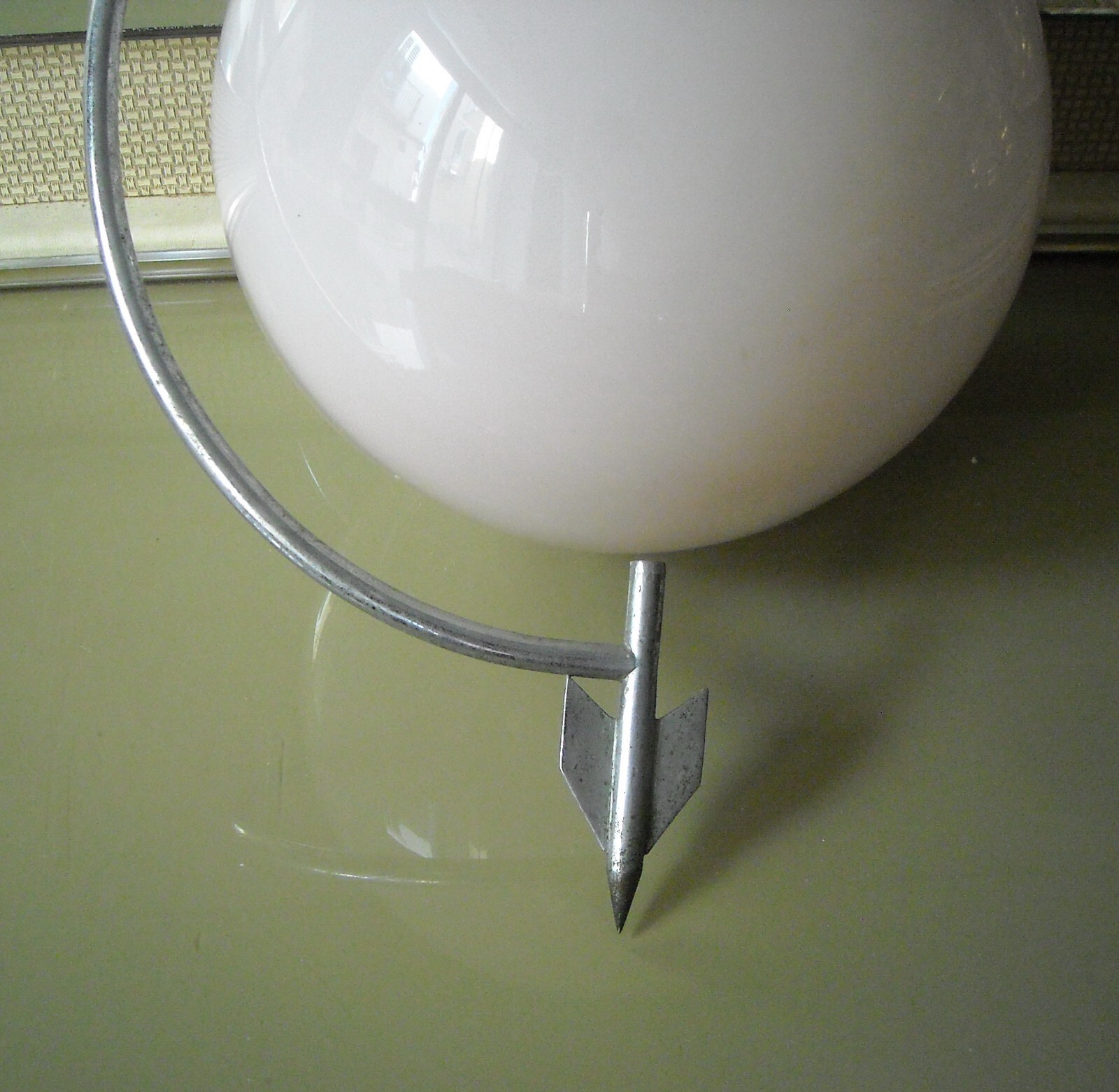 Lampadario d'Epoca A Sfera Con Freccia In Stile Futurista