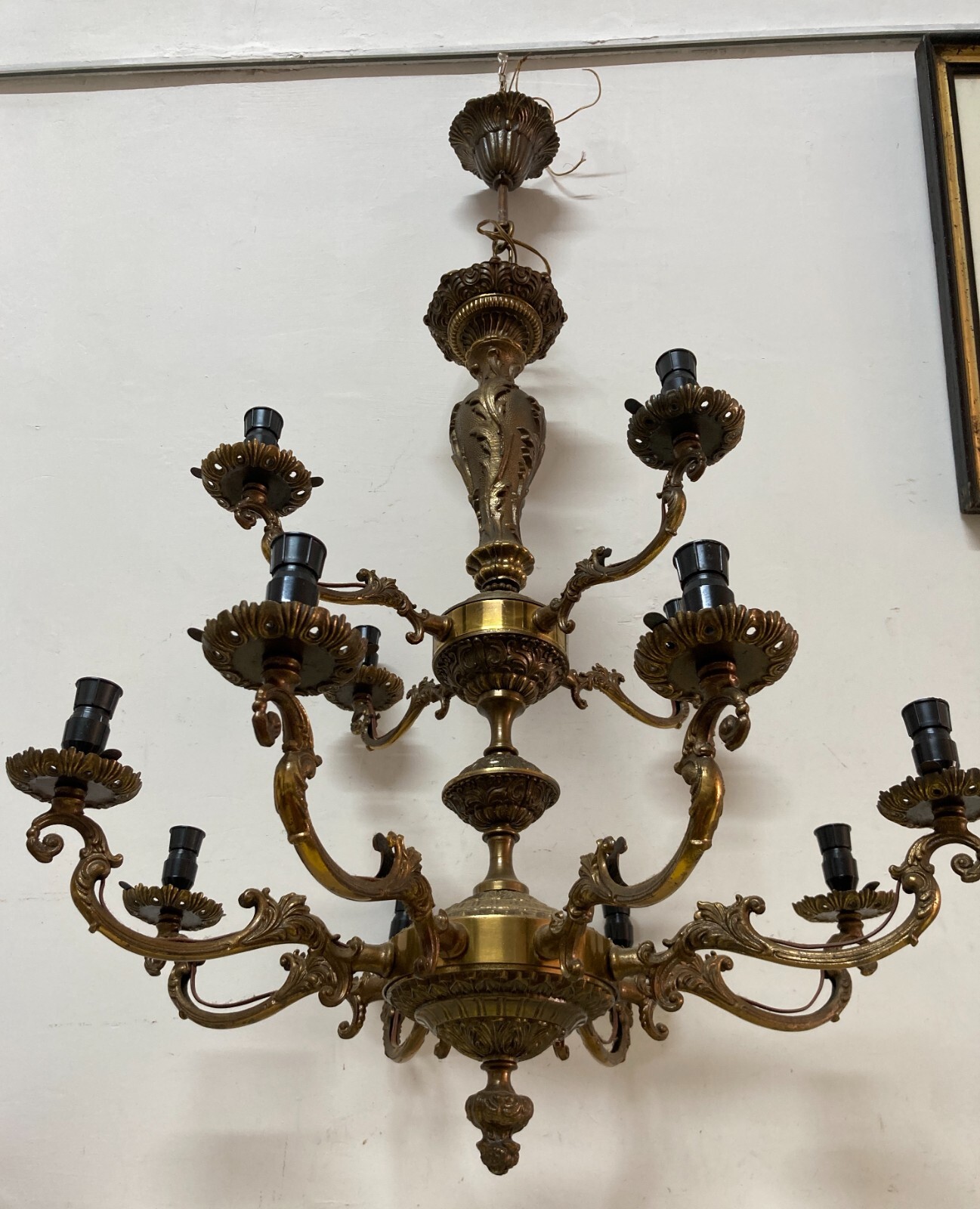 Grande Lampadario Artistico Modellato In Ottone Bronzato