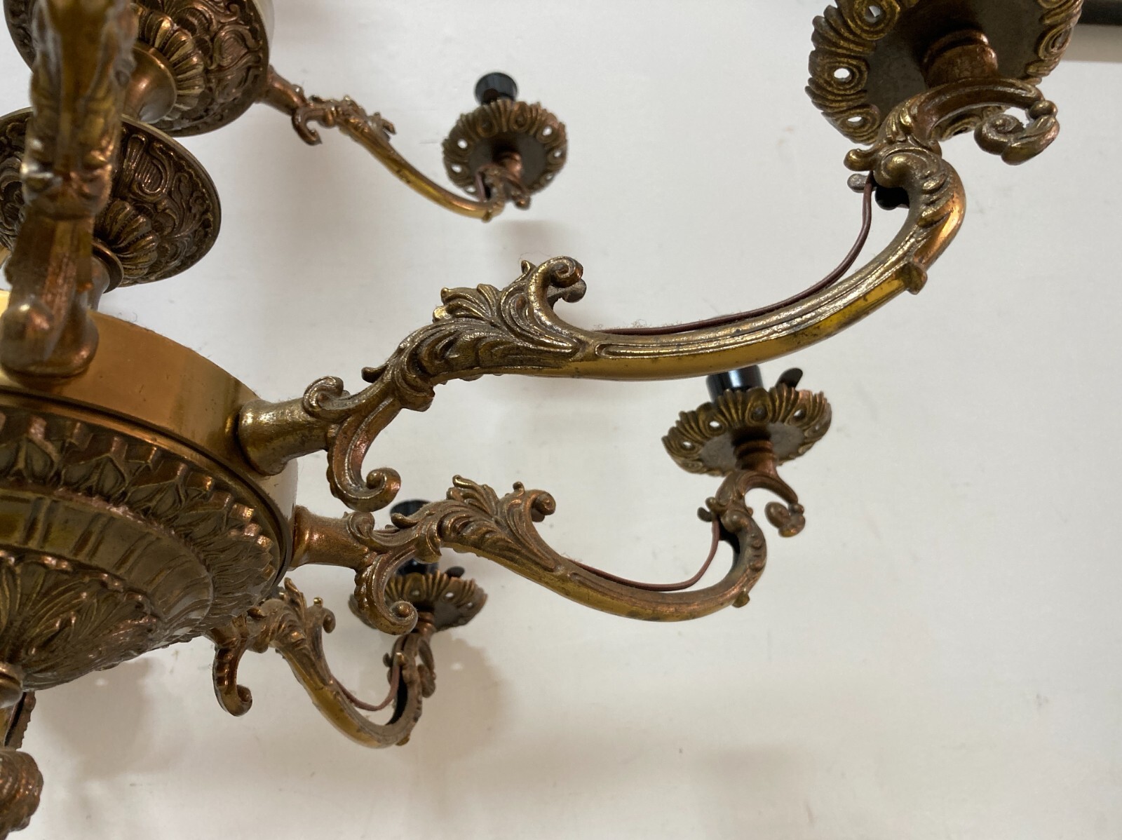 Grande Lampadario Artistico Modellato In Ottone Bronzato