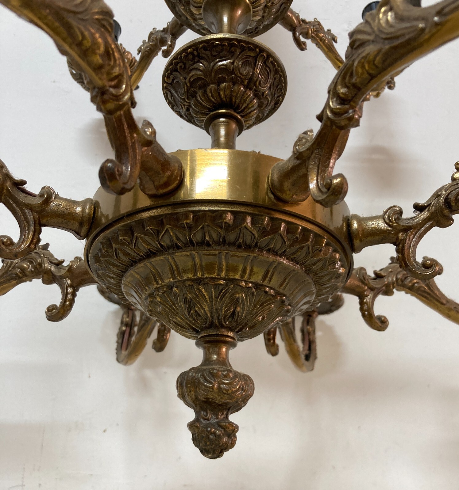 Grande Lampadario Artistico Modellato In Ottone Bronzato