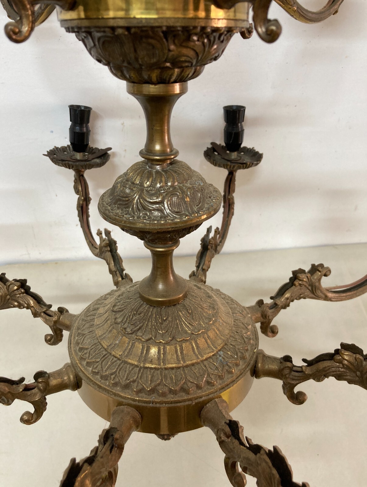 Grande Lampadario Artistico Modellato In Ottone Bronzato