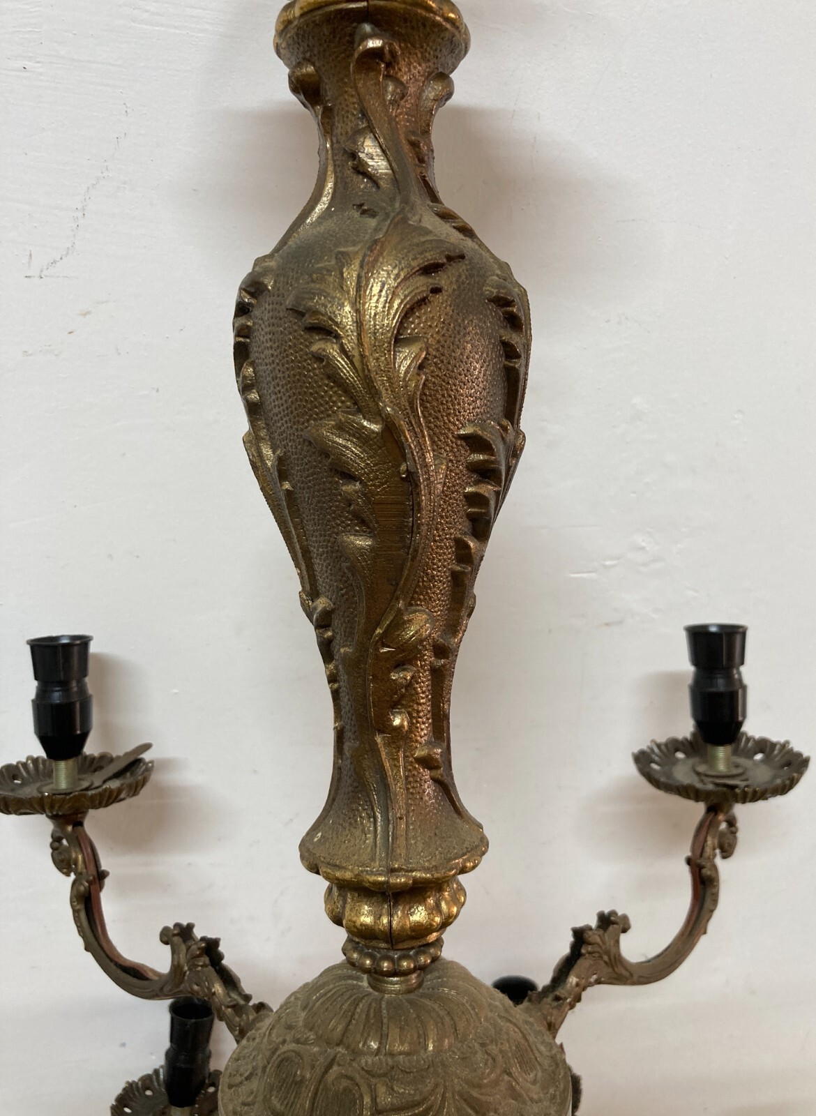Grande Lampadario Artistico Modellato In Ottone Bronzato