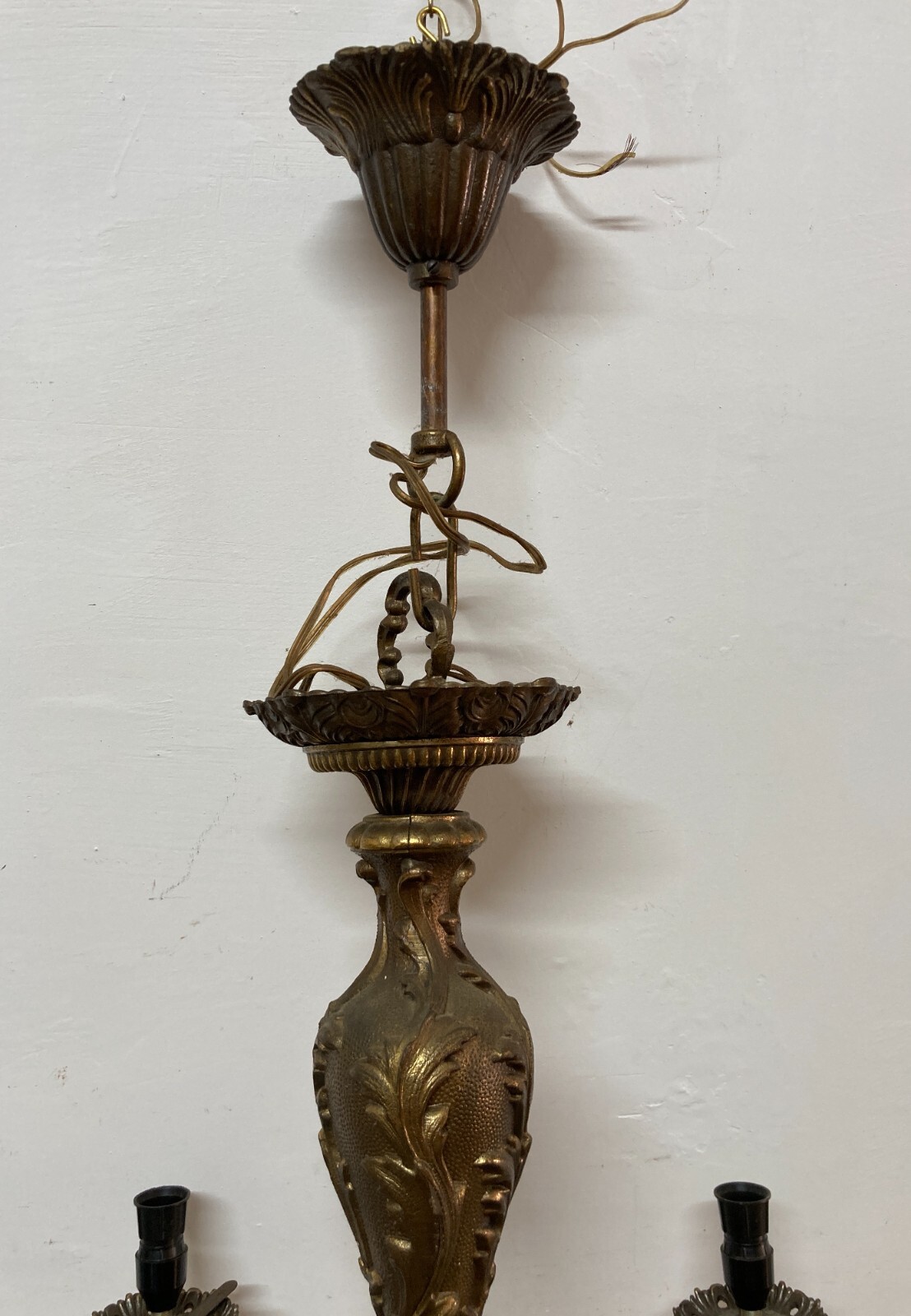 Grande Lampadario Artistico Modellato In Ottone Bronzato