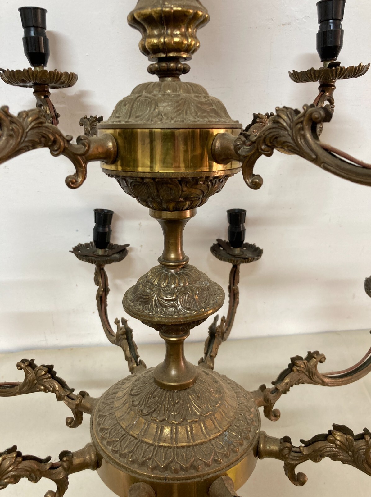 Grande Lampadario Artistico Modellato In Ottone Bronzato