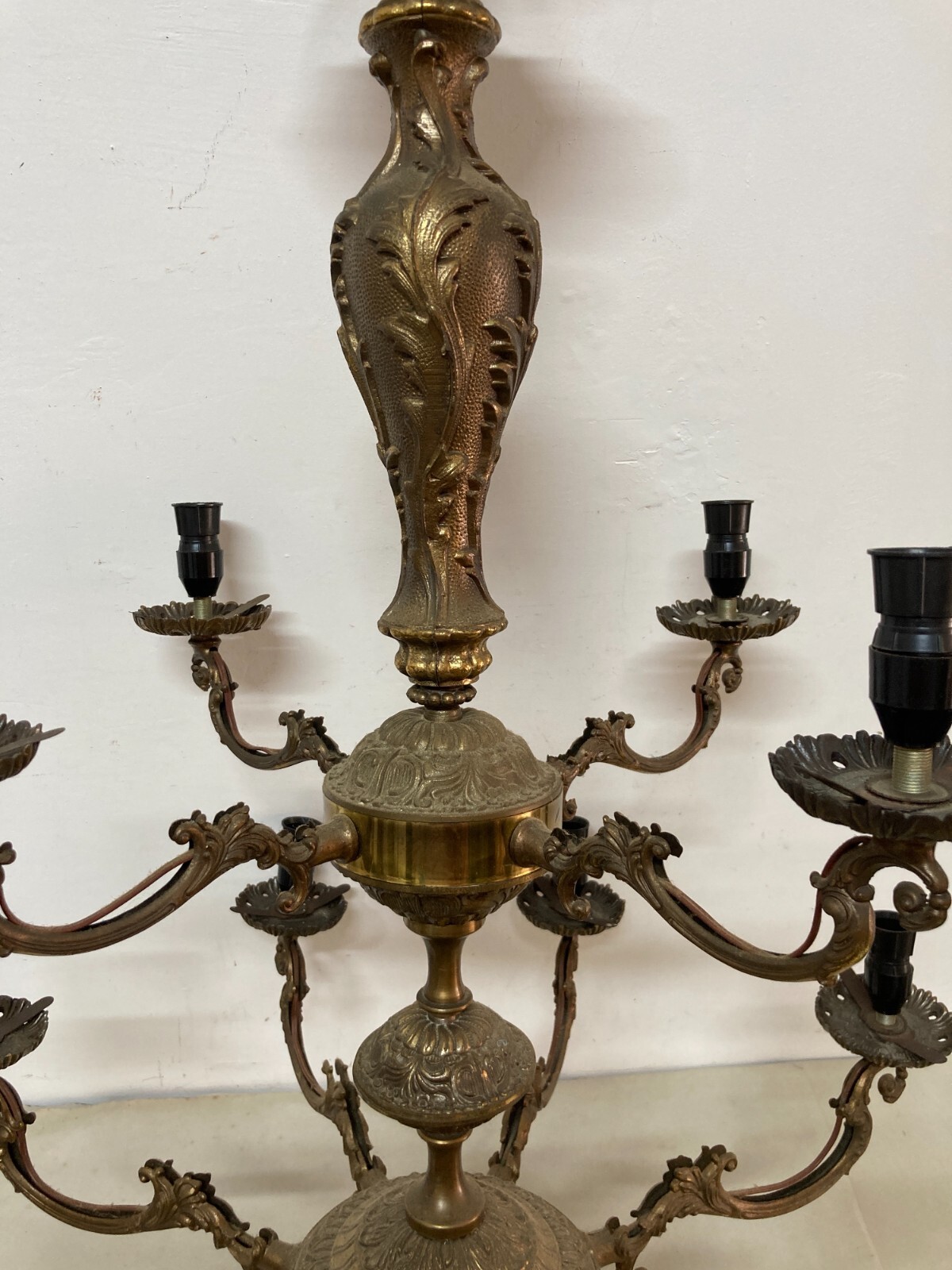 Grande Lampadario Artistico Modellato In Ottone Bronzato