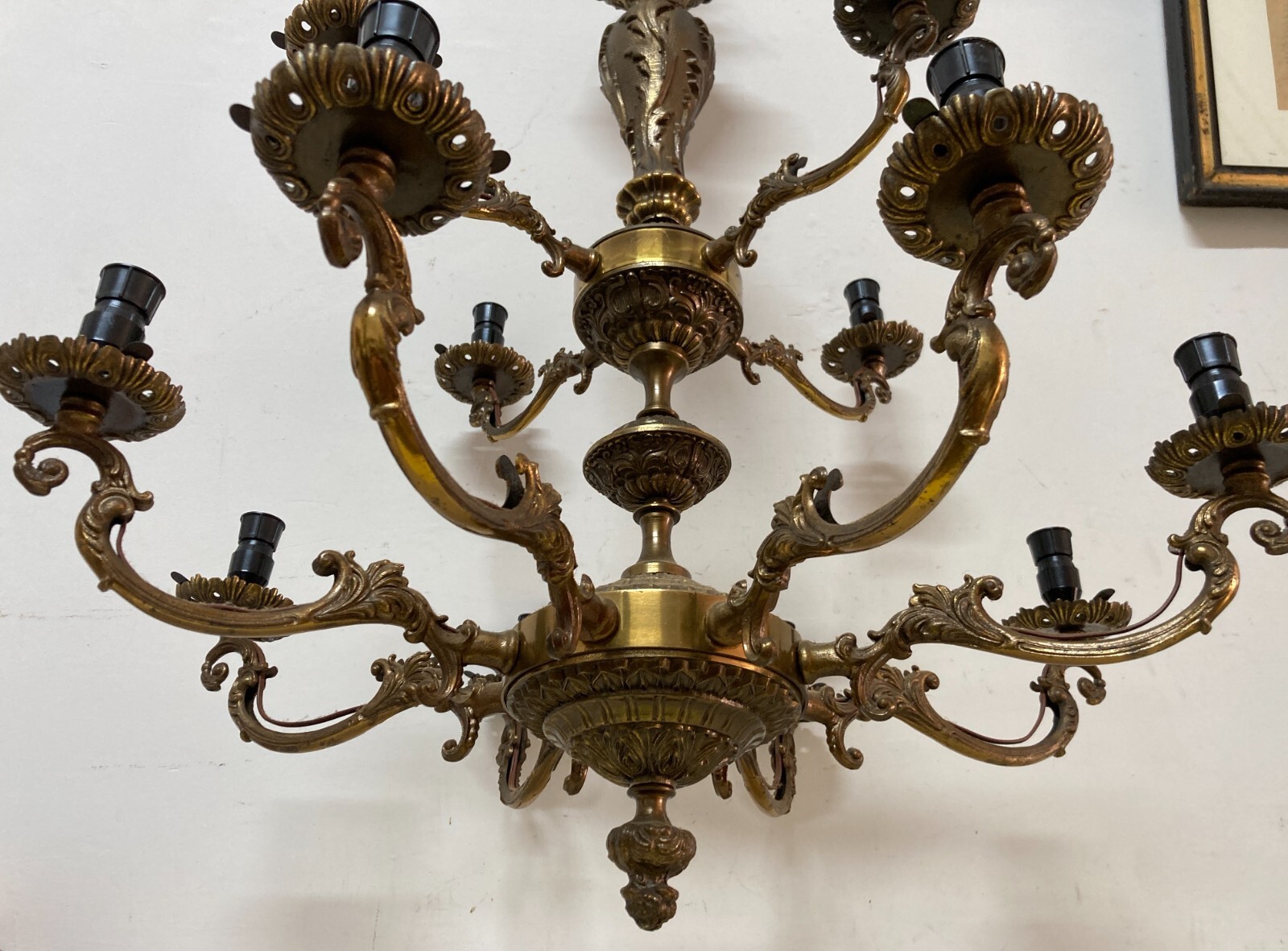 Grande Lampadario Artistico Modellato In Ottone Bronzato
