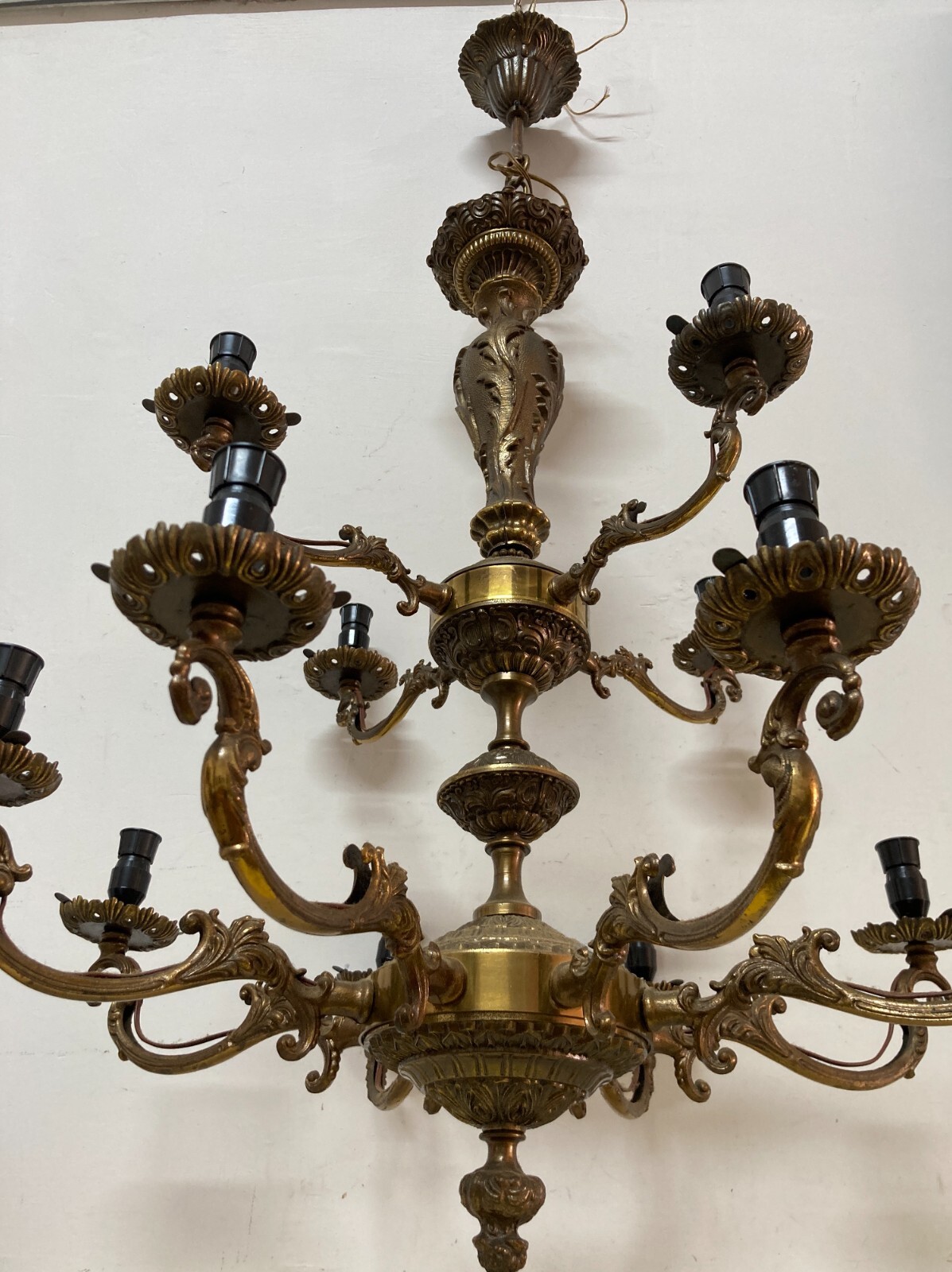 Grande Lampadario Artistico Modellato In Ottone Bronzato