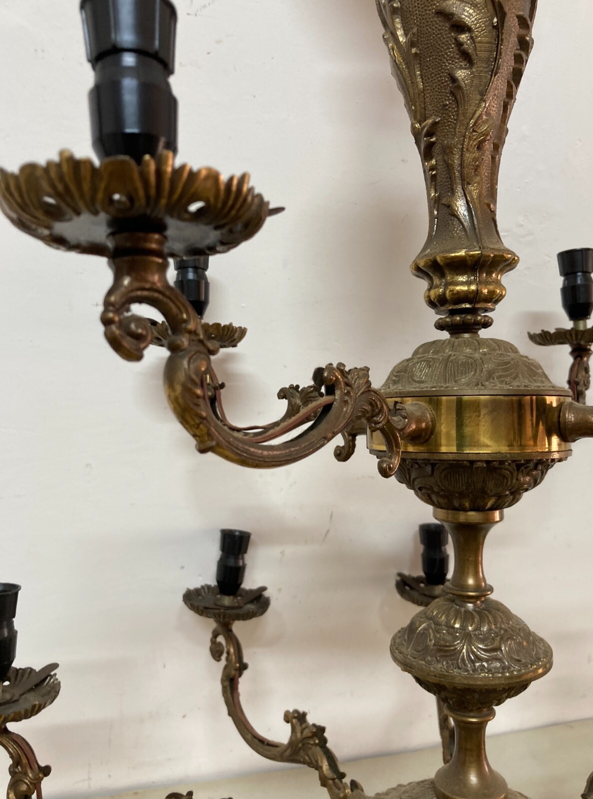 Grande Lampadario Artistico Modellato In Ottone Bronzato