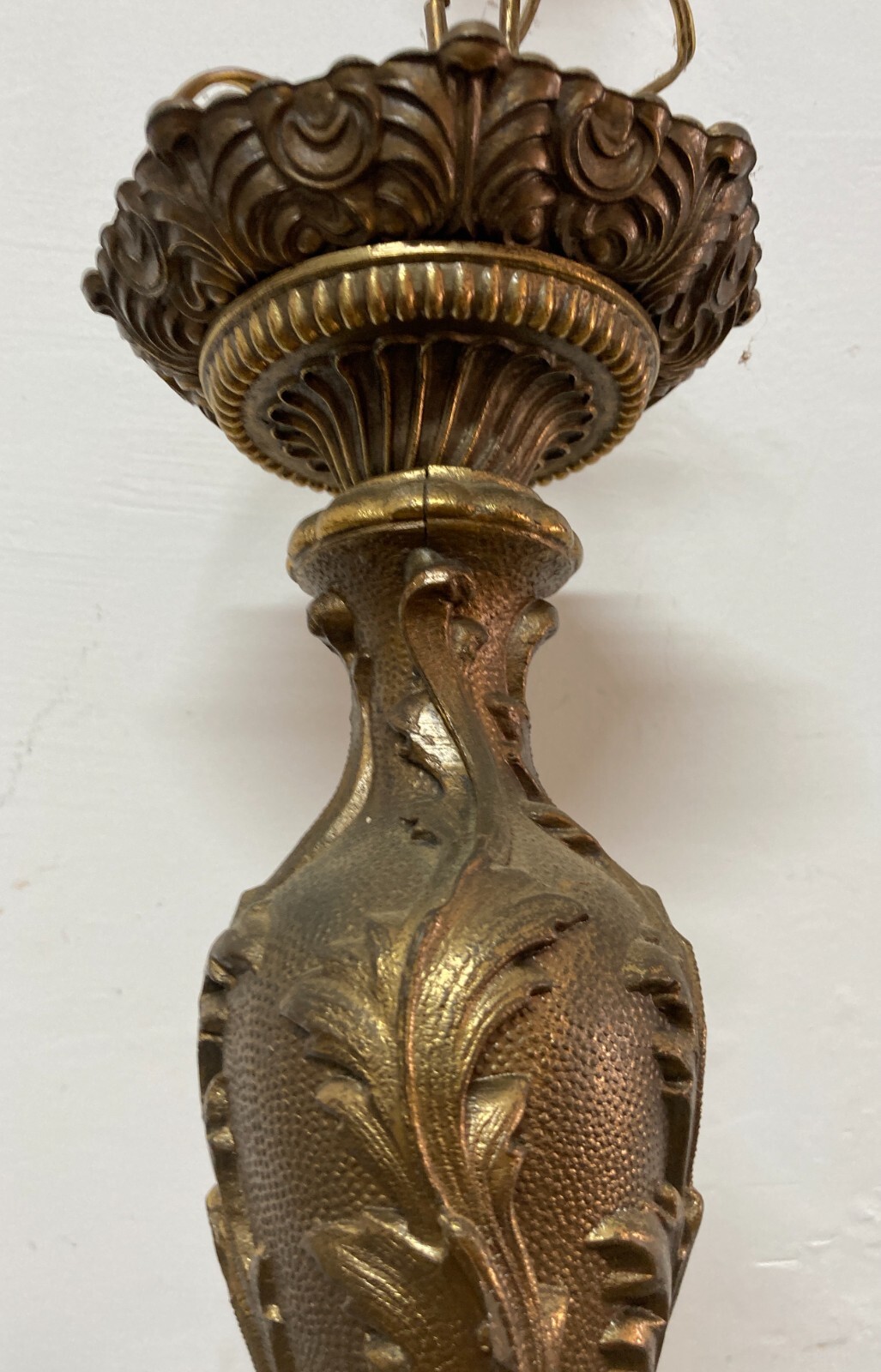 Grande Lampadario Artistico Modellato In Ottone Bronzato