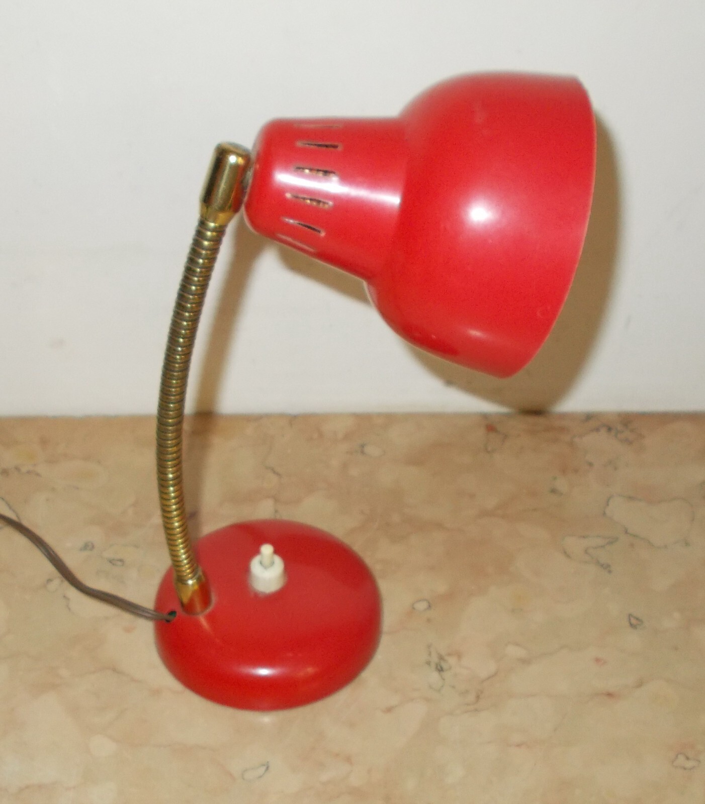 Modernariato, Design: Decorativa Lampada Da Scrivania O Comodino In Plastica Rossa