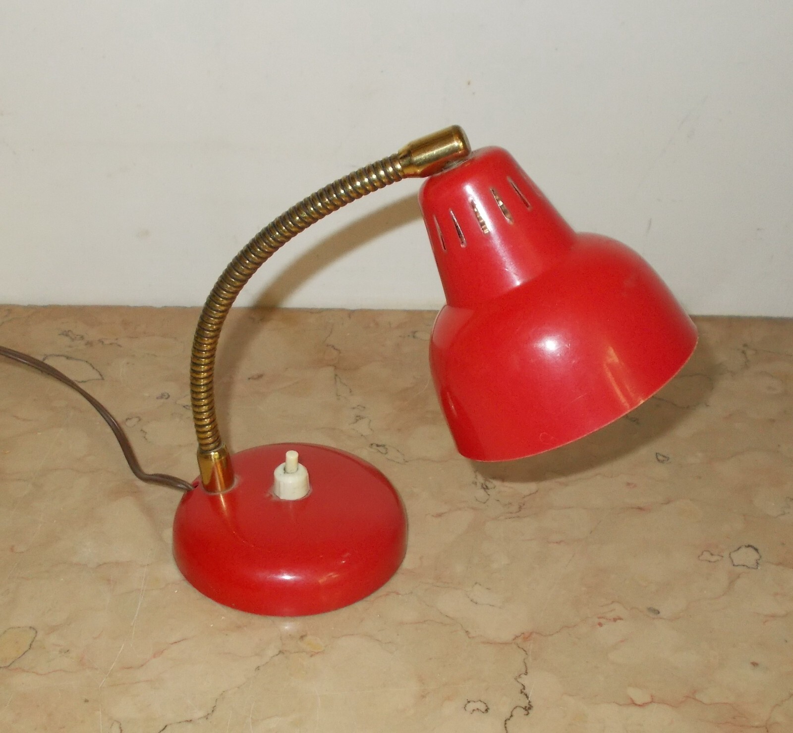 Modernariato, Design: Decorativa Lampada Da Scrivania O Comodino In Plastica Rossa